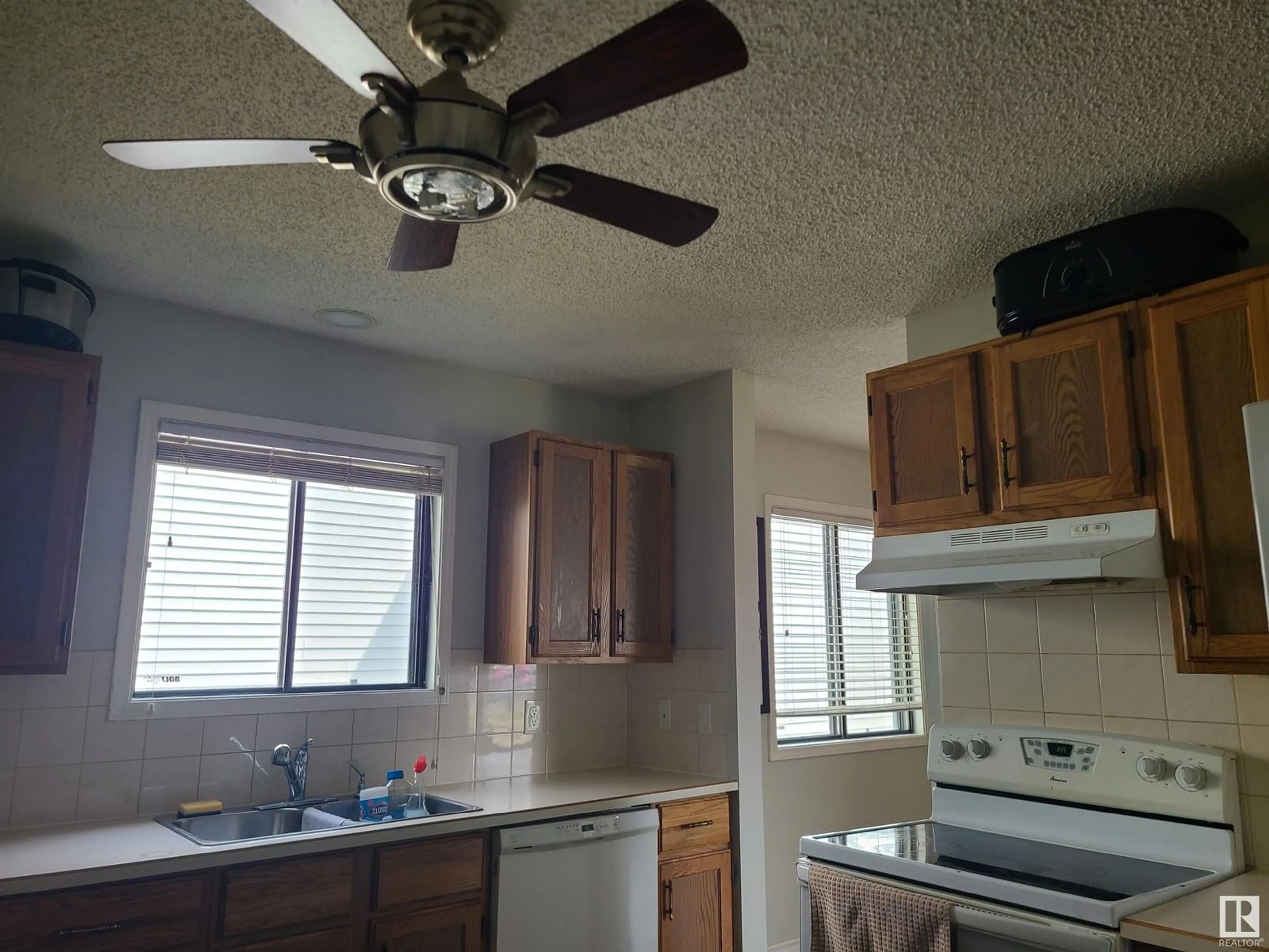 Standard kitchen, unknown for 18916 86A AV, Edmonton Alberta T5T4X8