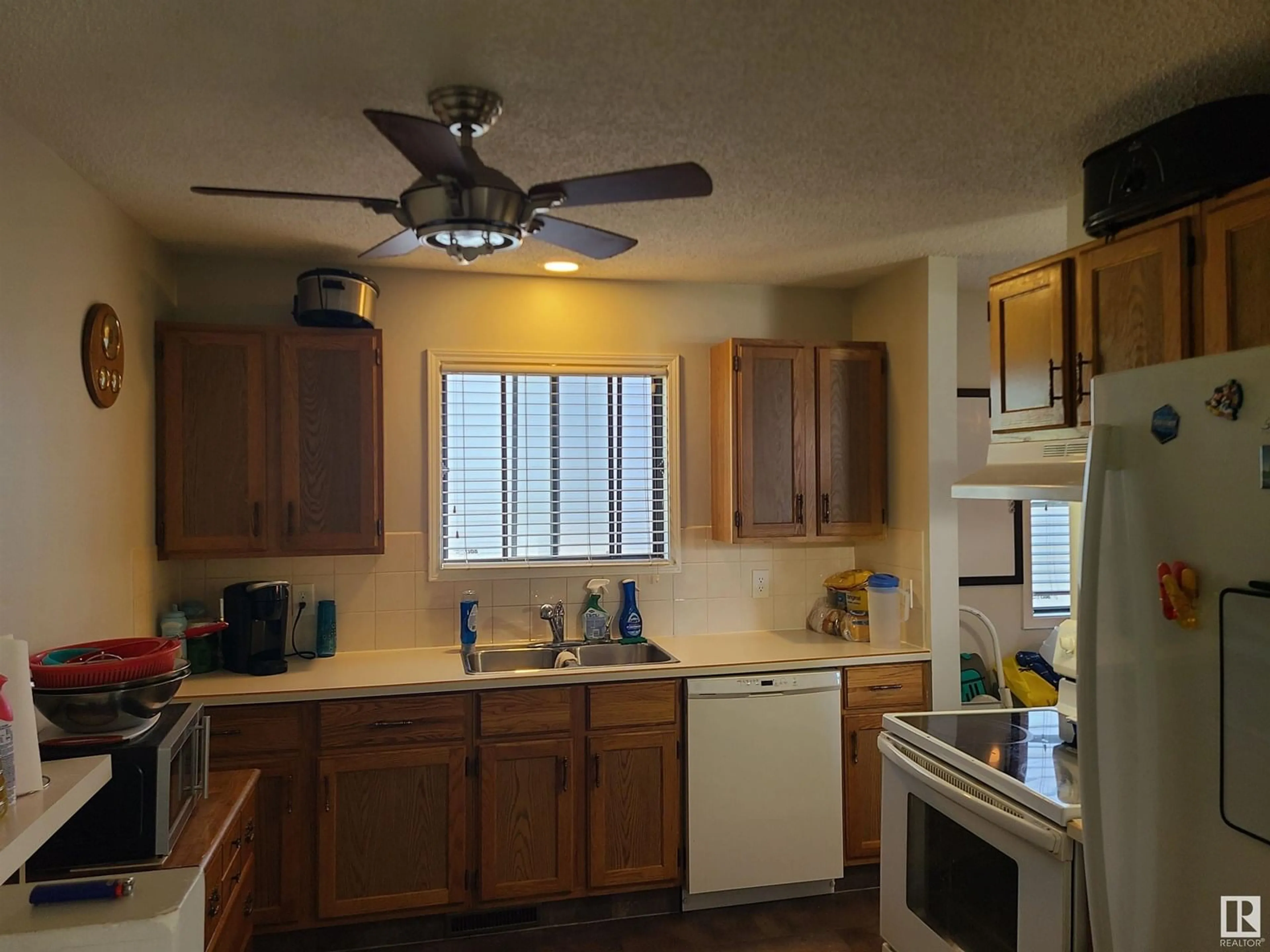 Standard kitchen, unknown for 18916 86A AV, Edmonton Alberta T5T4X8