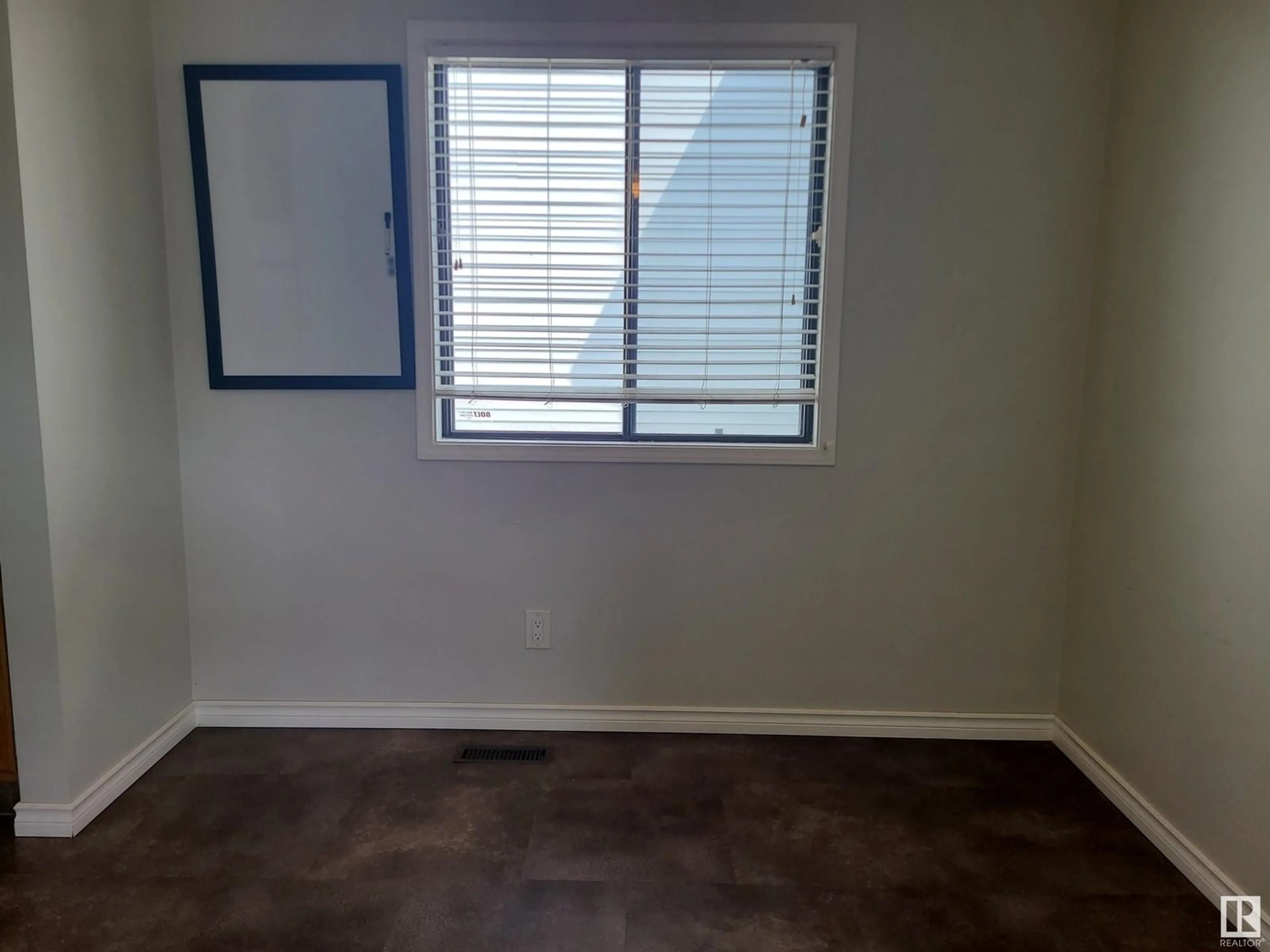 A pic of a room for 18916 86A AV, Edmonton Alberta T5T4X8