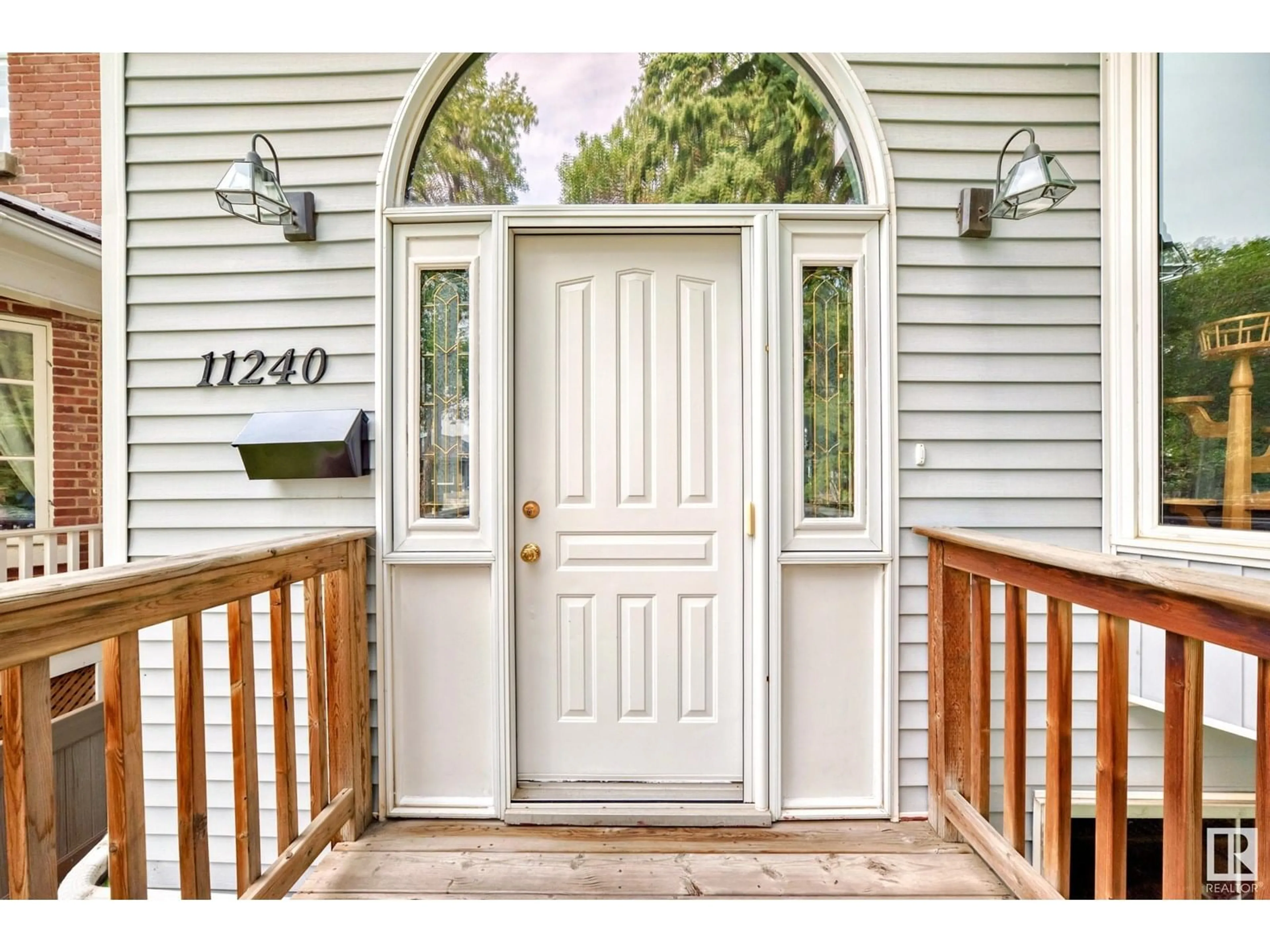 Indoor entryway for 11240 95A ST, Edmonton Alberta T5G1N8