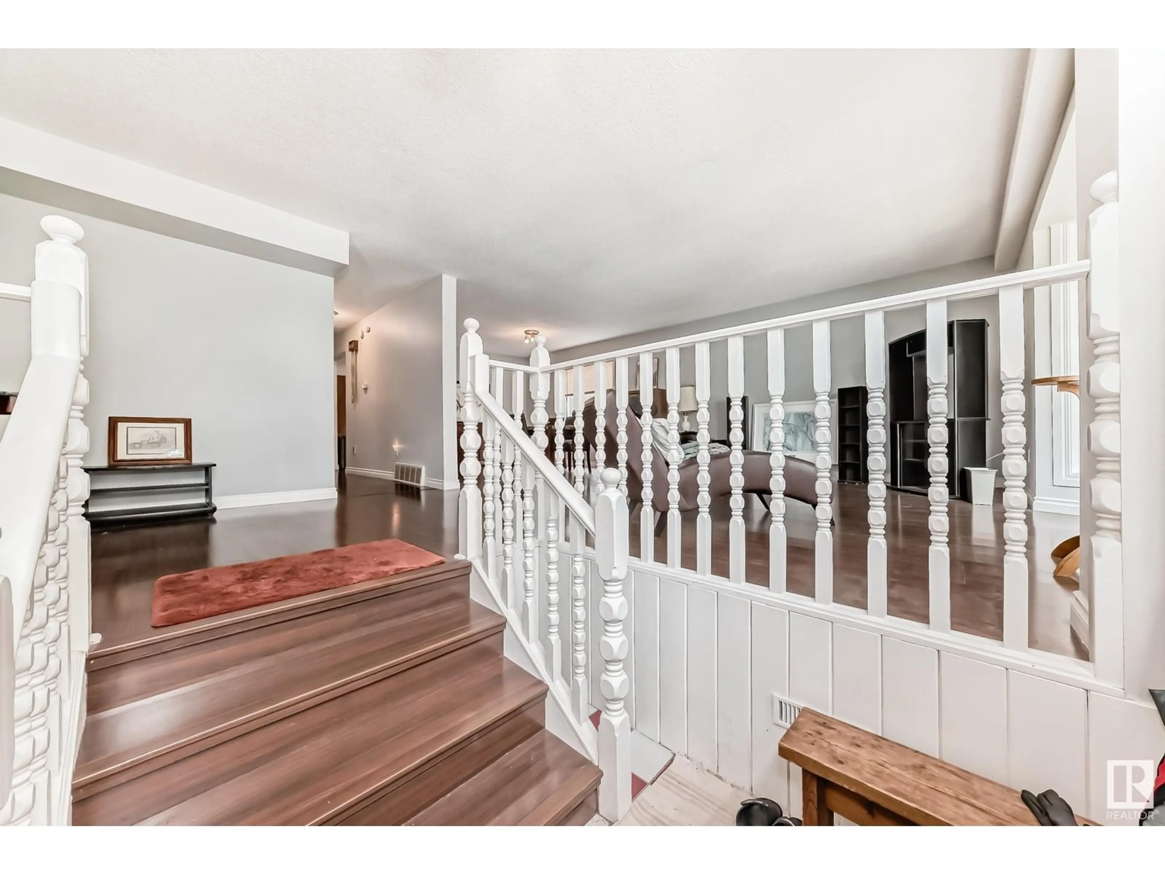 Indoor foyer for 11240 95A ST, Edmonton Alberta T5G1N8