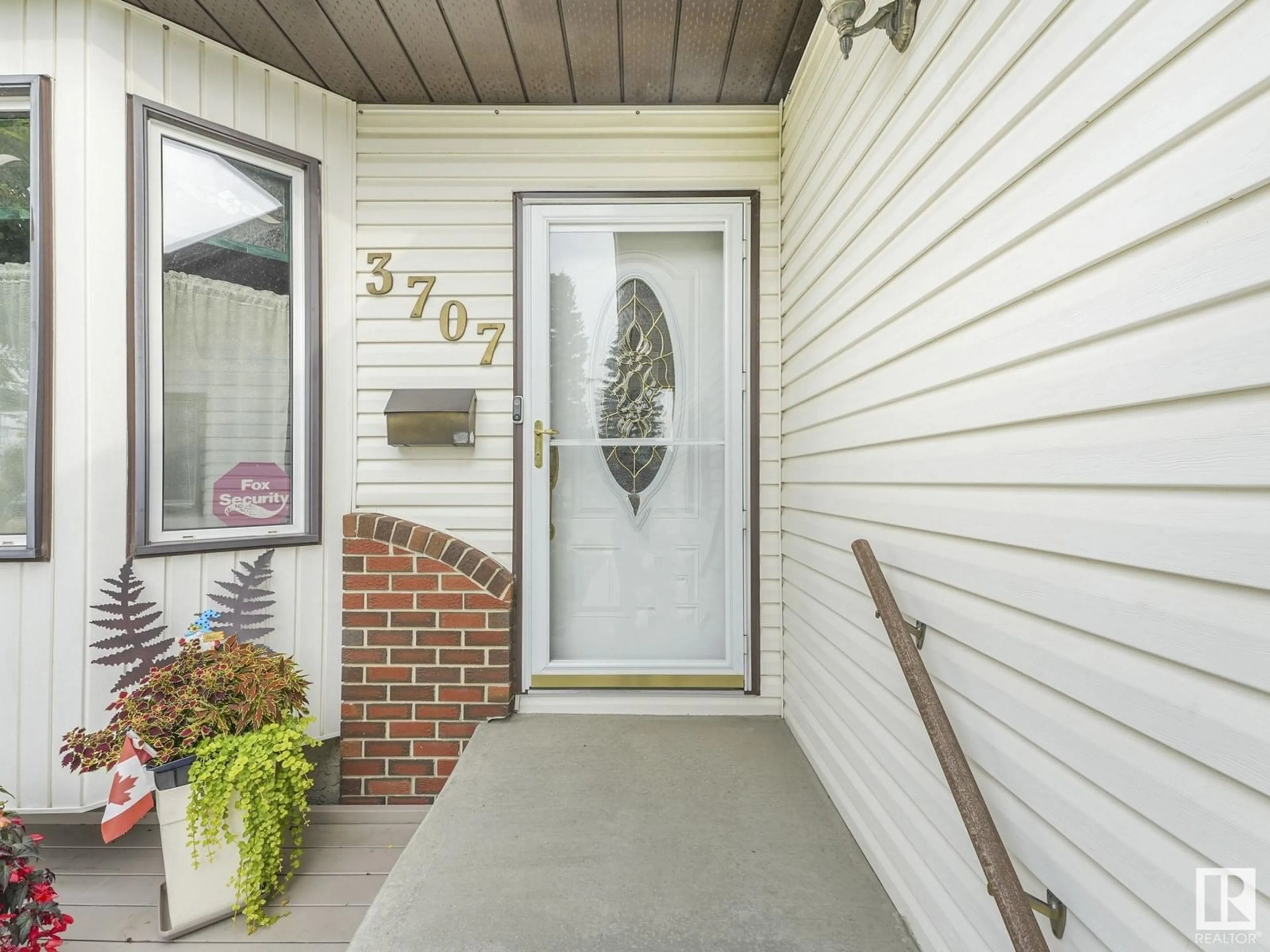 Indoor entryway for 3707 60A ST, Edmonton Alberta T6L6E5