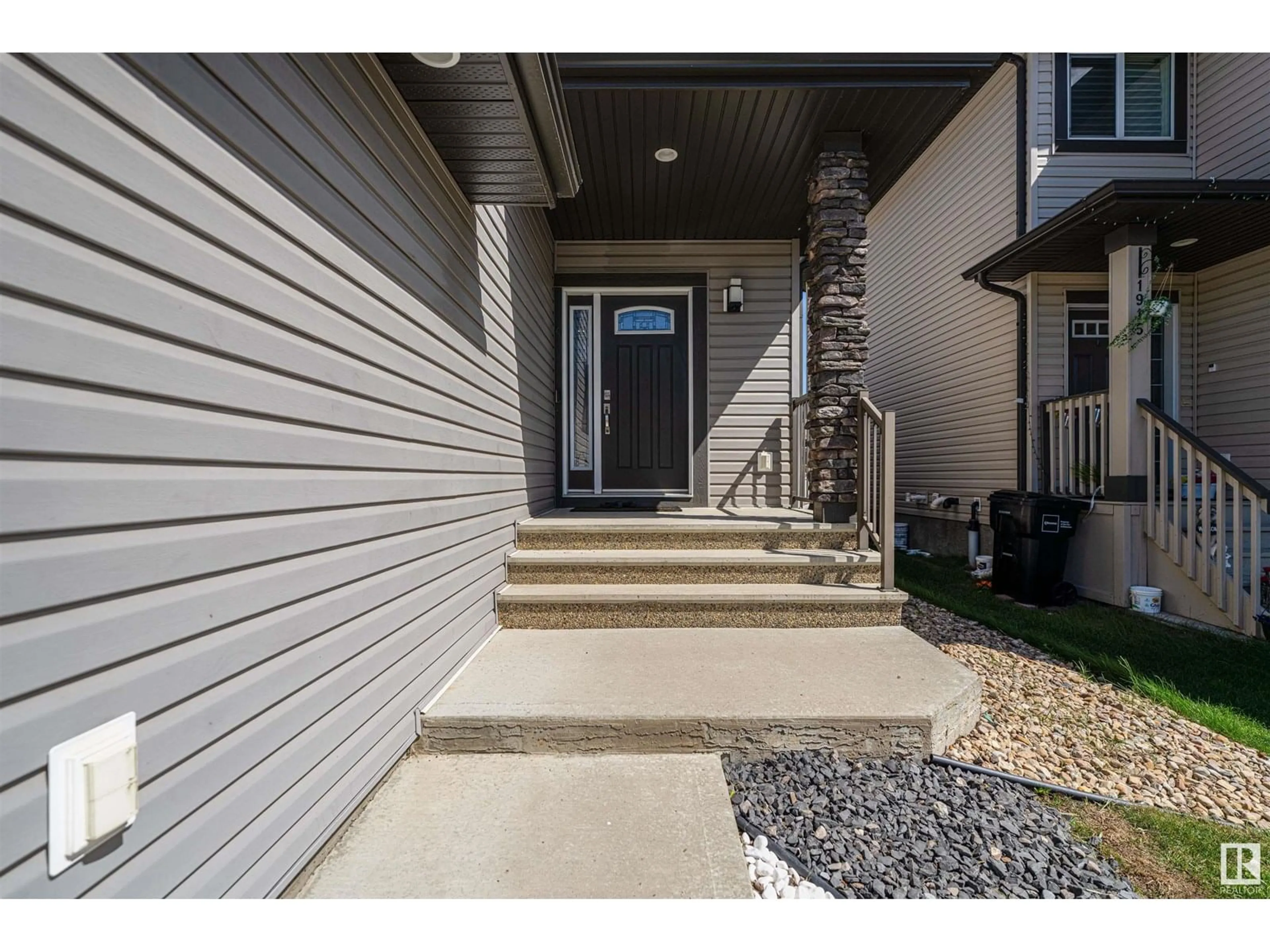 Indoor entryway for 1921 33 ST, Edmonton Alberta T6T0L5