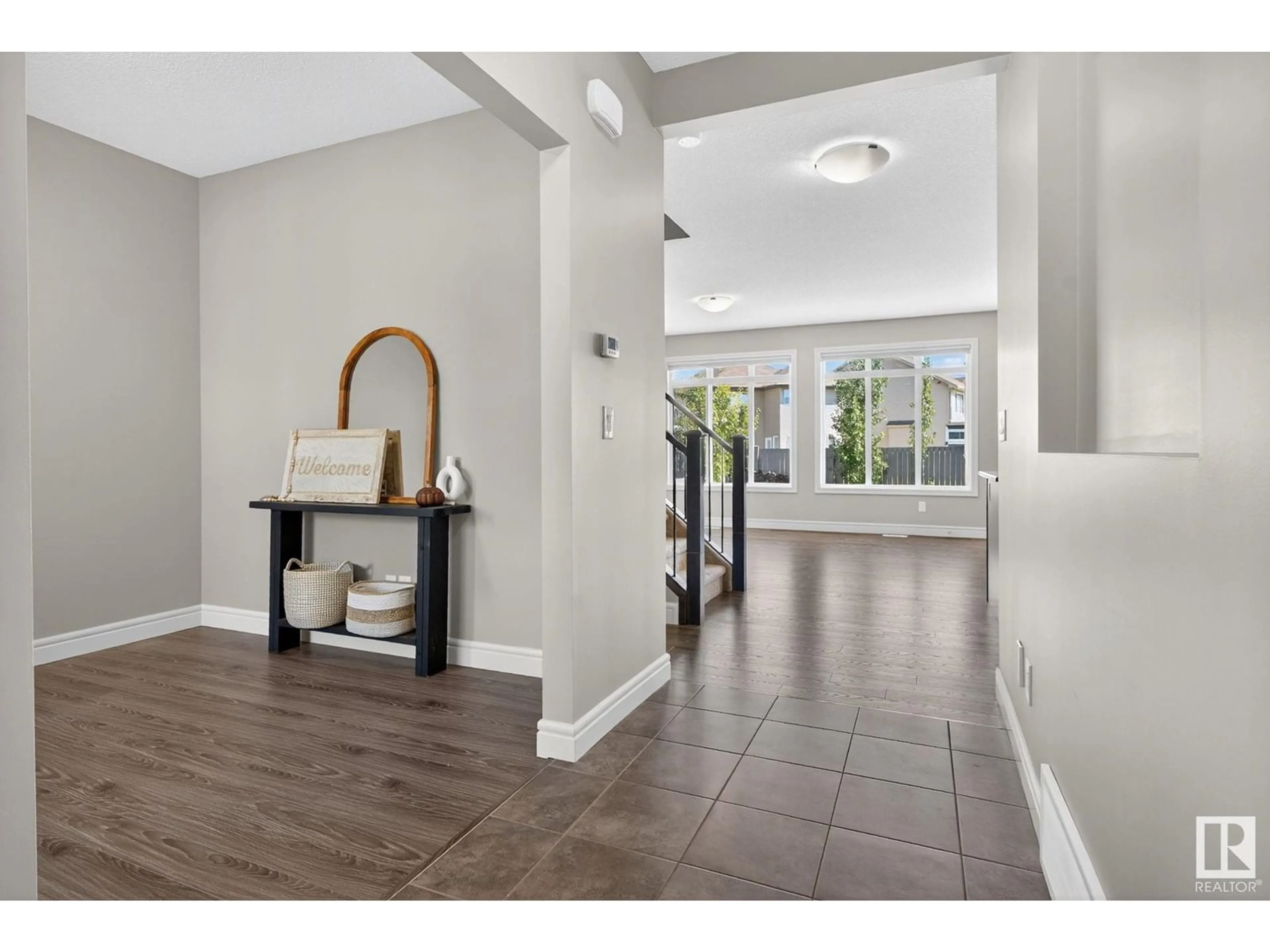 Indoor entryway for 621 CY BECKER DR, Edmonton Alberta T5L0Y1