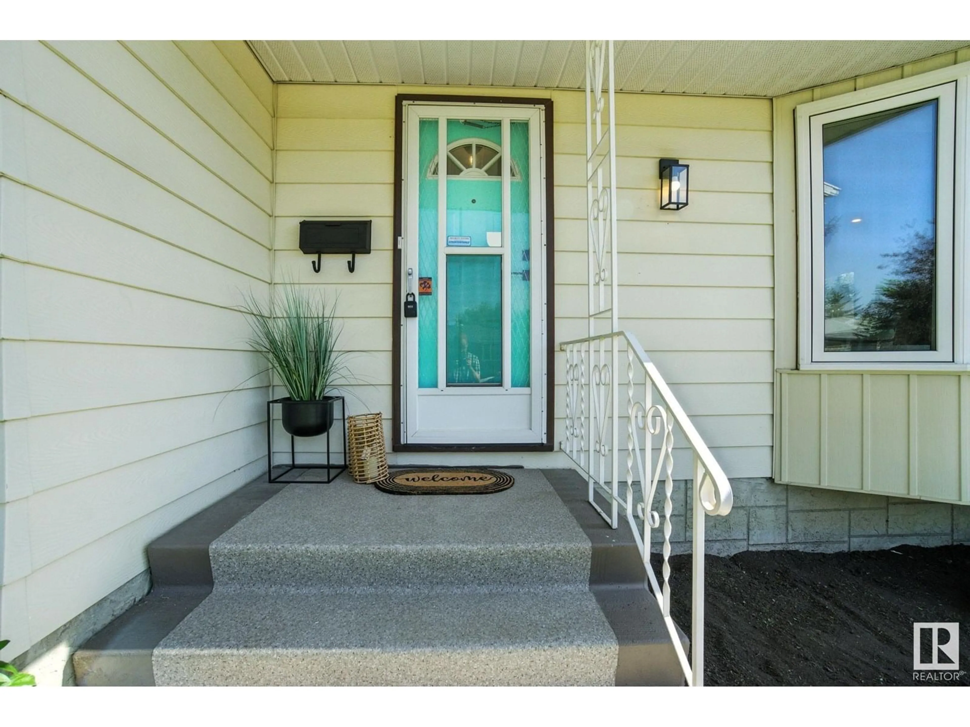 Indoor entryway for 10419 36A AV, Edmonton Alberta T6J2H7