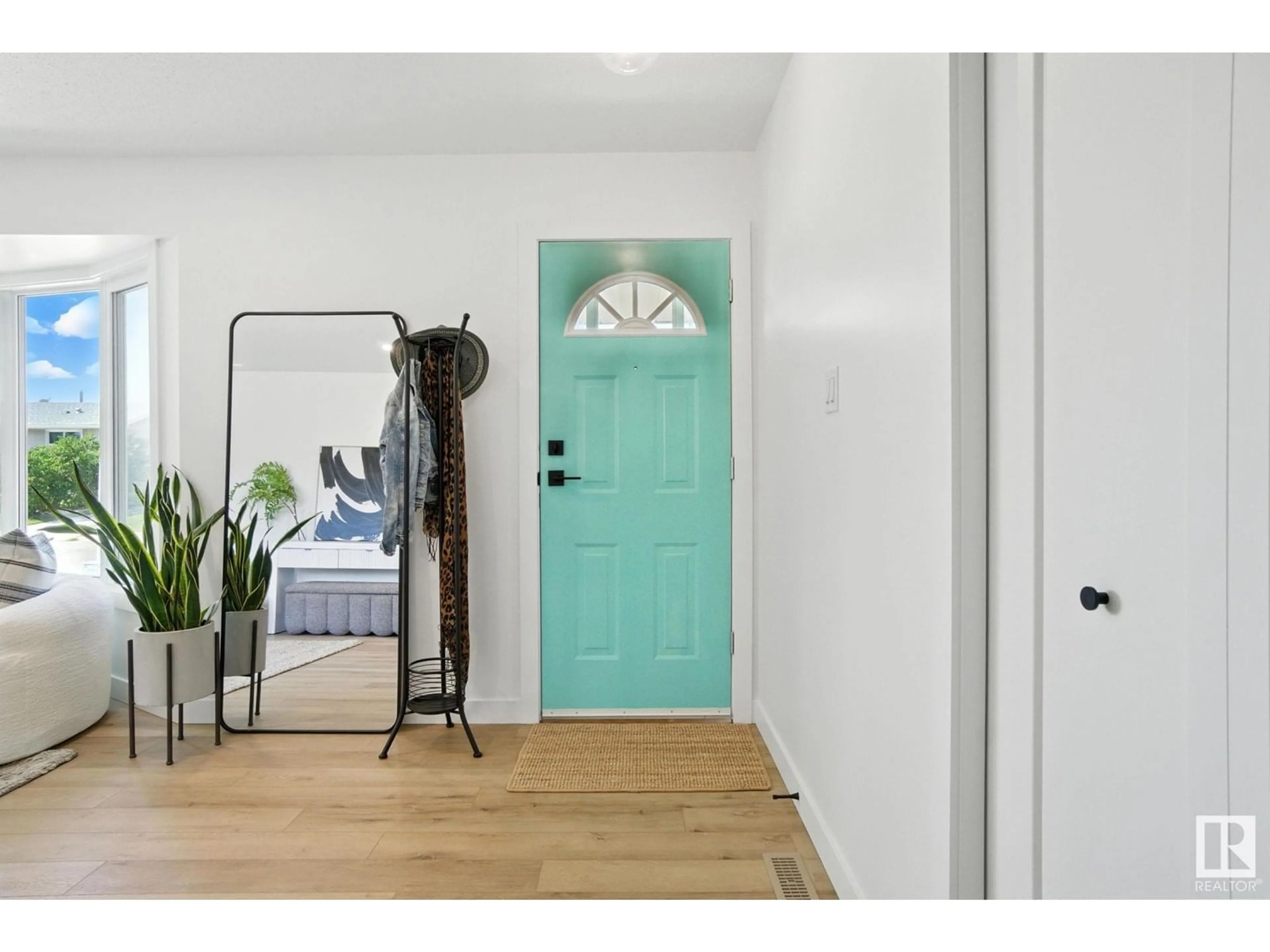 Indoor entryway for 10419 36A AV, Edmonton Alberta T6J2H7
