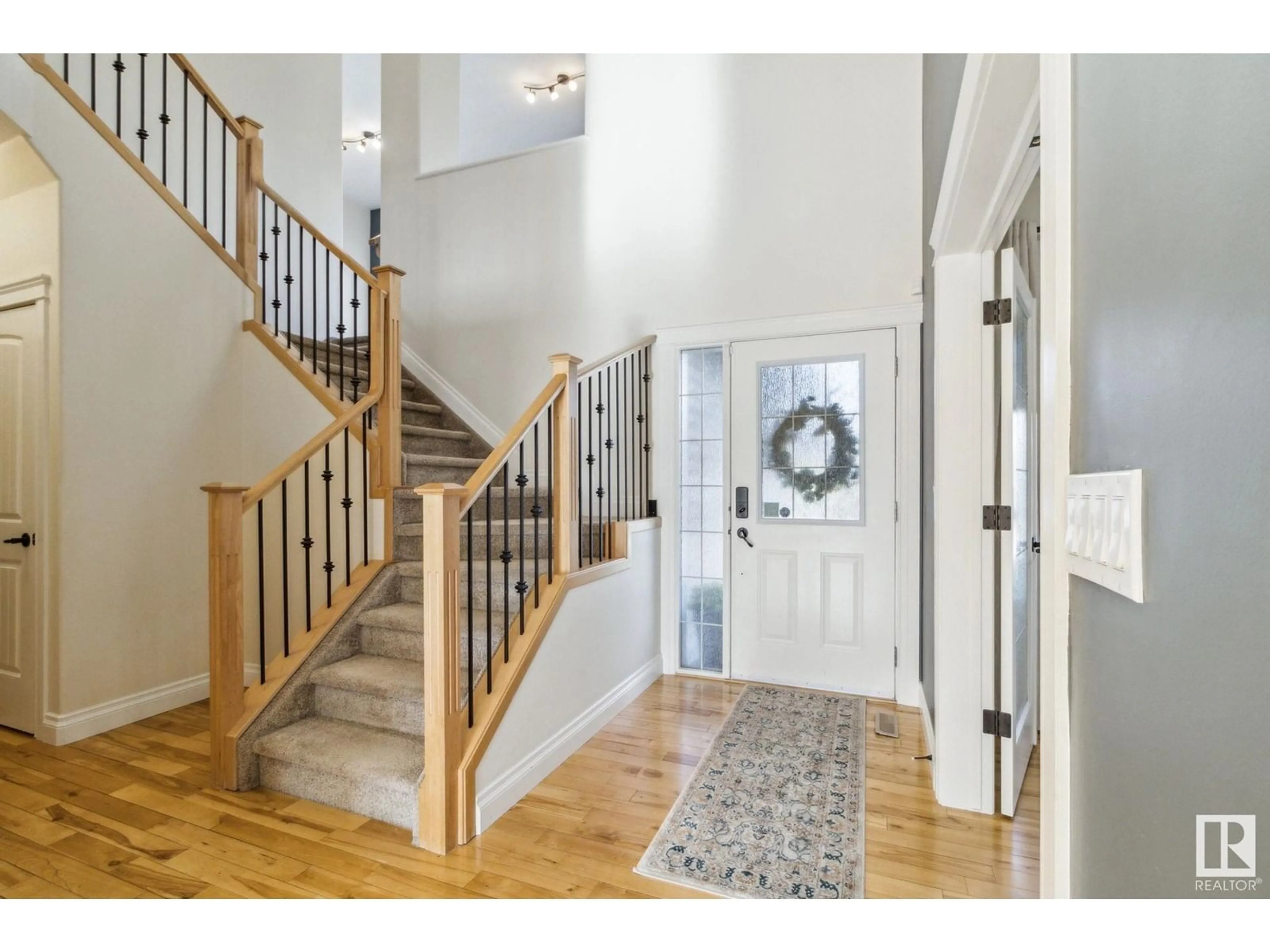 Indoor entryway for 5706 MCLUHAN BAY, Edmonton Alberta T6R0P8