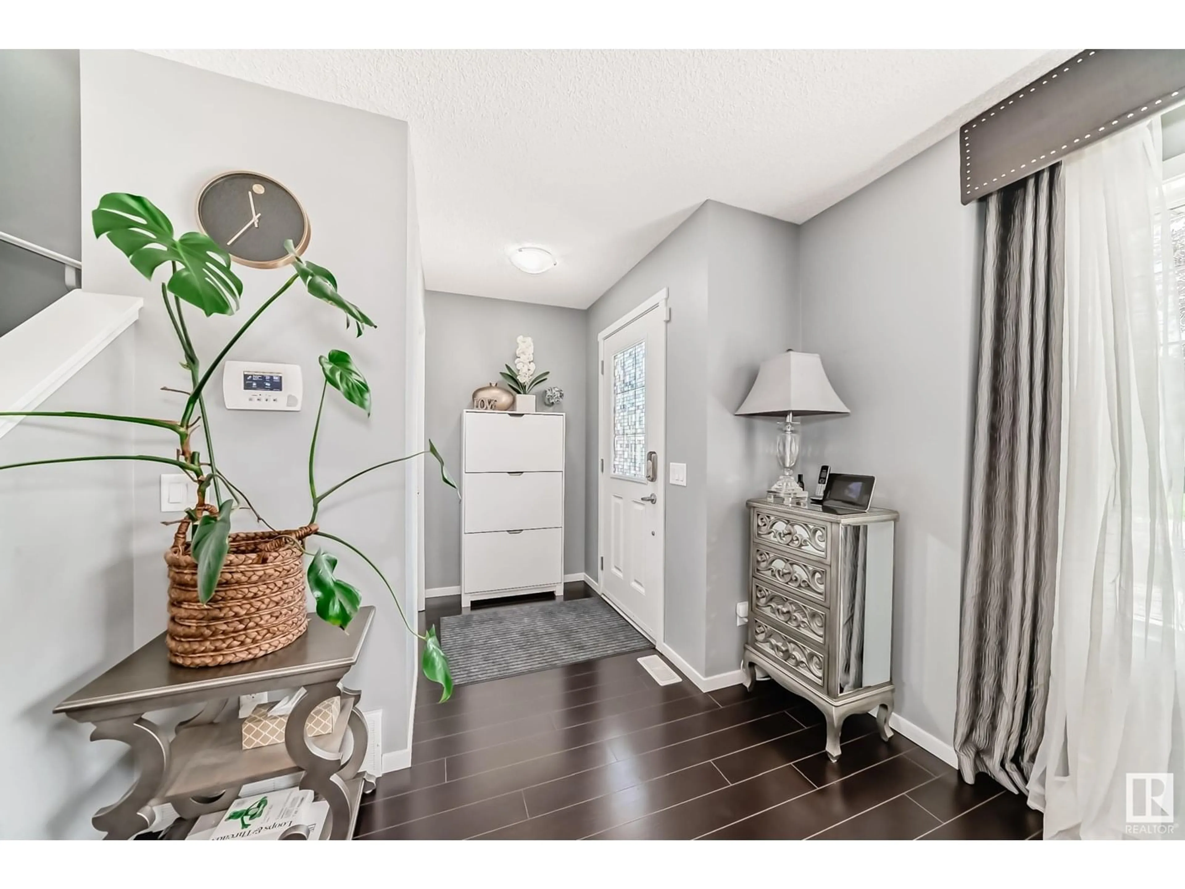 Indoor entryway for 2838 18A AV, Edmonton Alberta T6T0N8