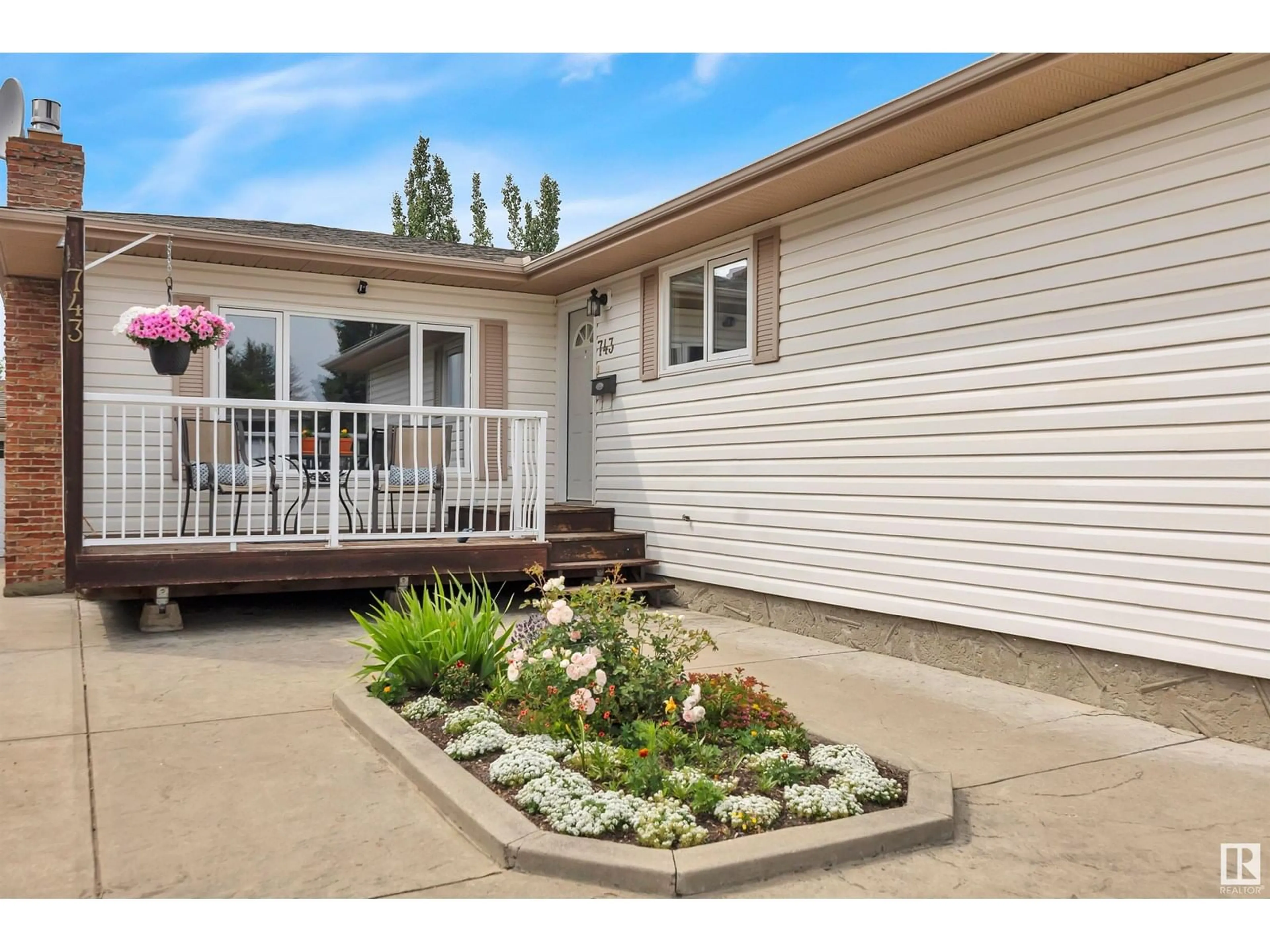 Home with vinyl exterior material, street for 743 LEE RIDGE RD, Edmonton Alberta T6K0P6