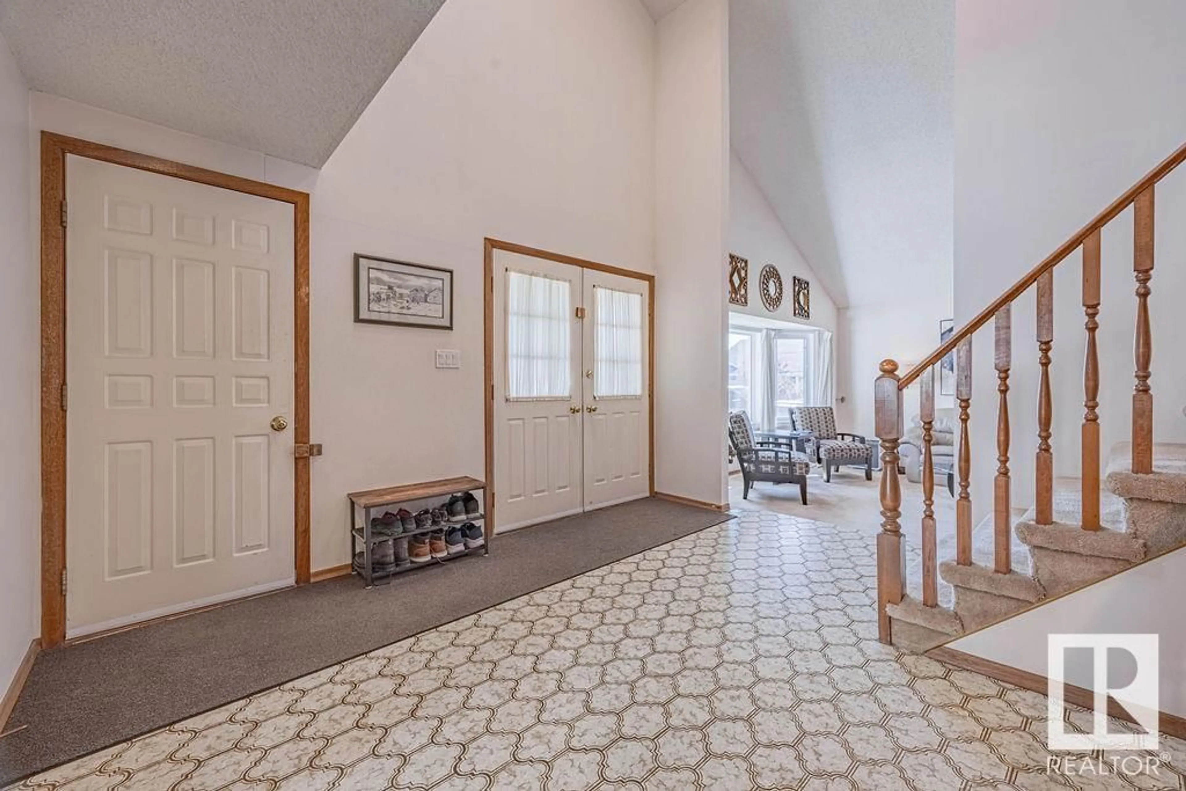 Indoor foyer for 419 VILLAGE GV, Sherwood Park Alberta T8A4K3