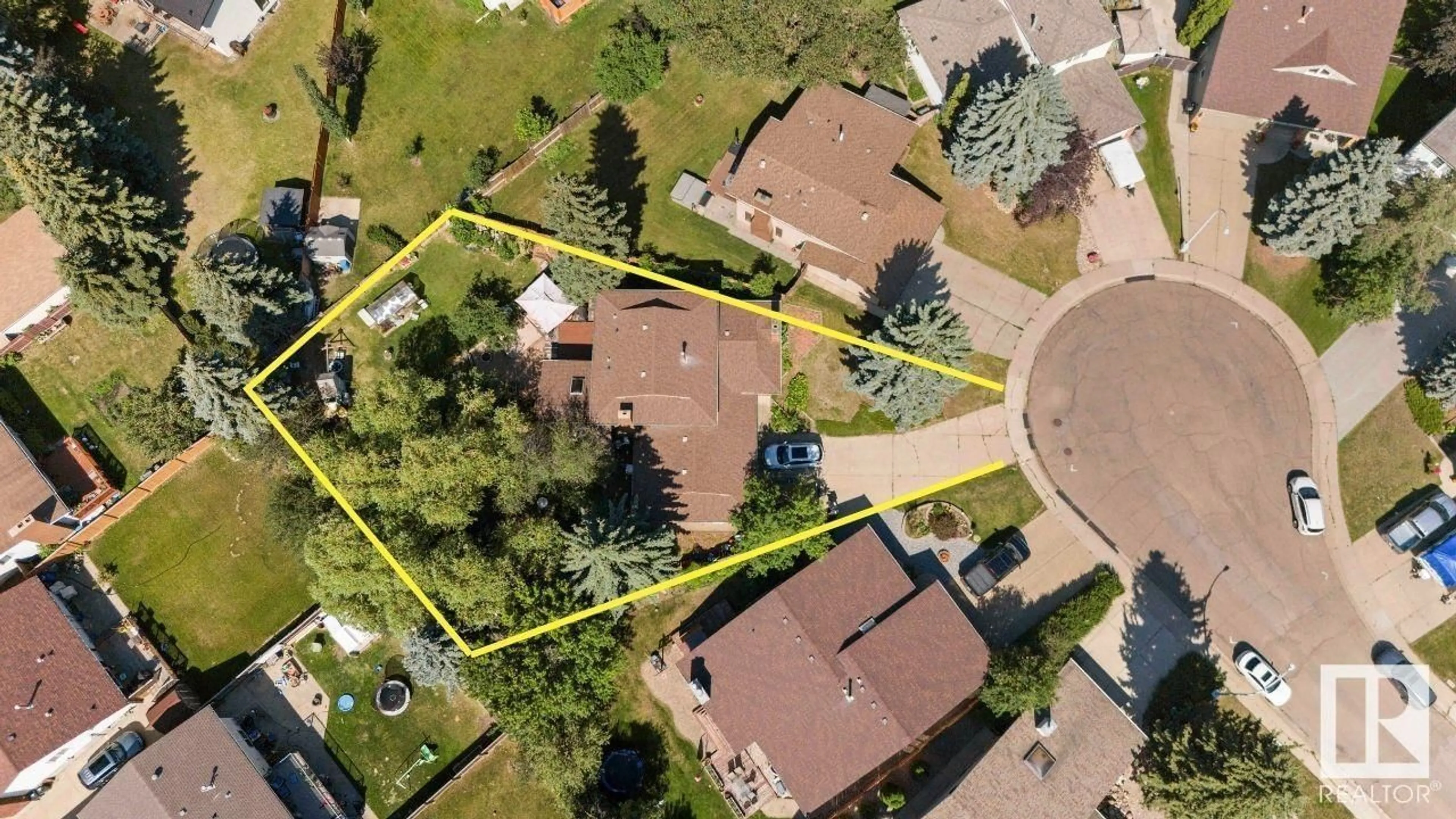 A pic from outside/outdoor area/front of a property/back of a property/a pic from drone, street for NW - 9818 185 ST, Edmonton Alberta T5T3E5
