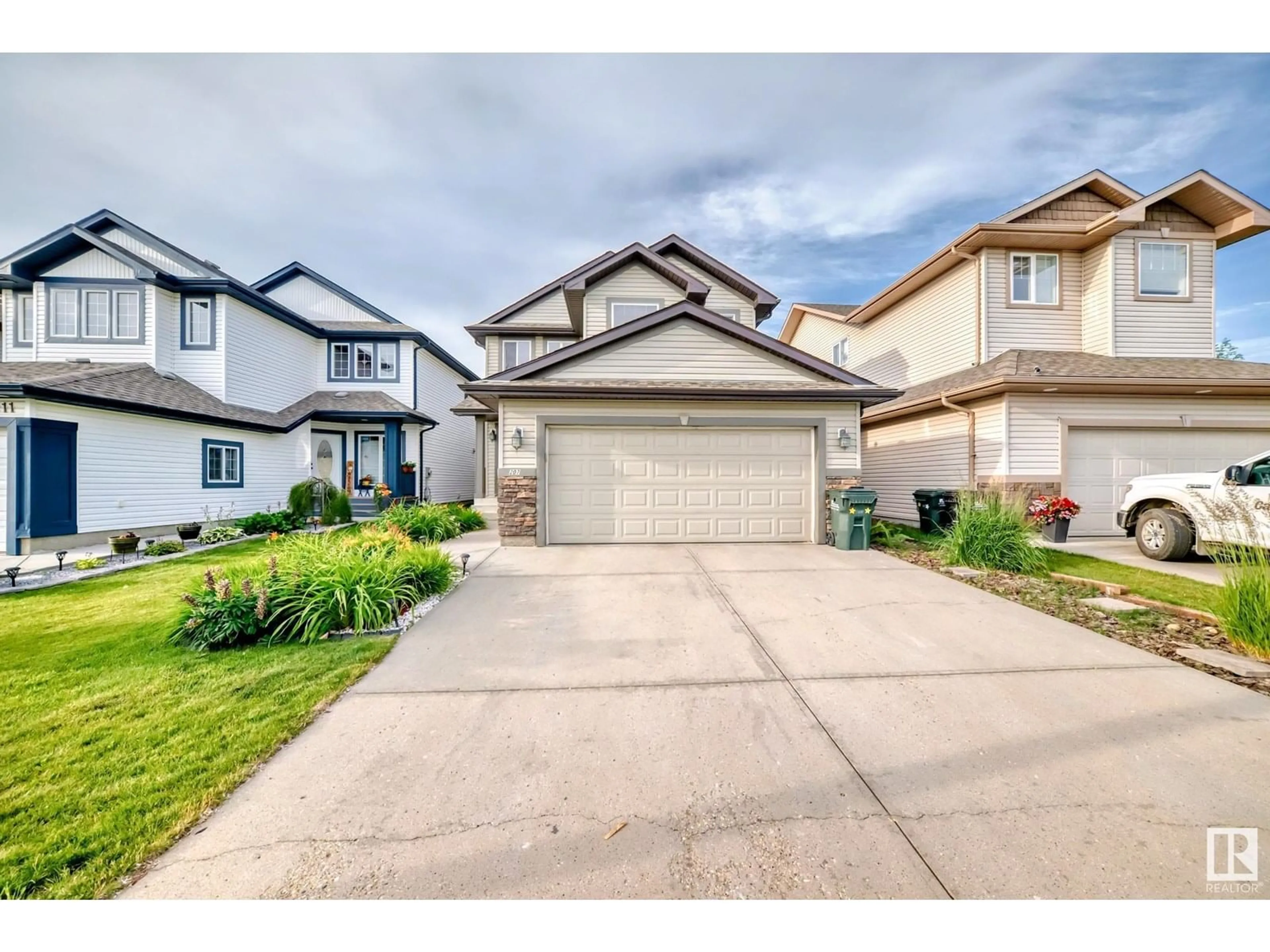 A pic from outside/outdoor area/front of a property/back of a property/a pic from drone, street for 207 SUNCREST RD, Sherwood Park Alberta T8H0B4