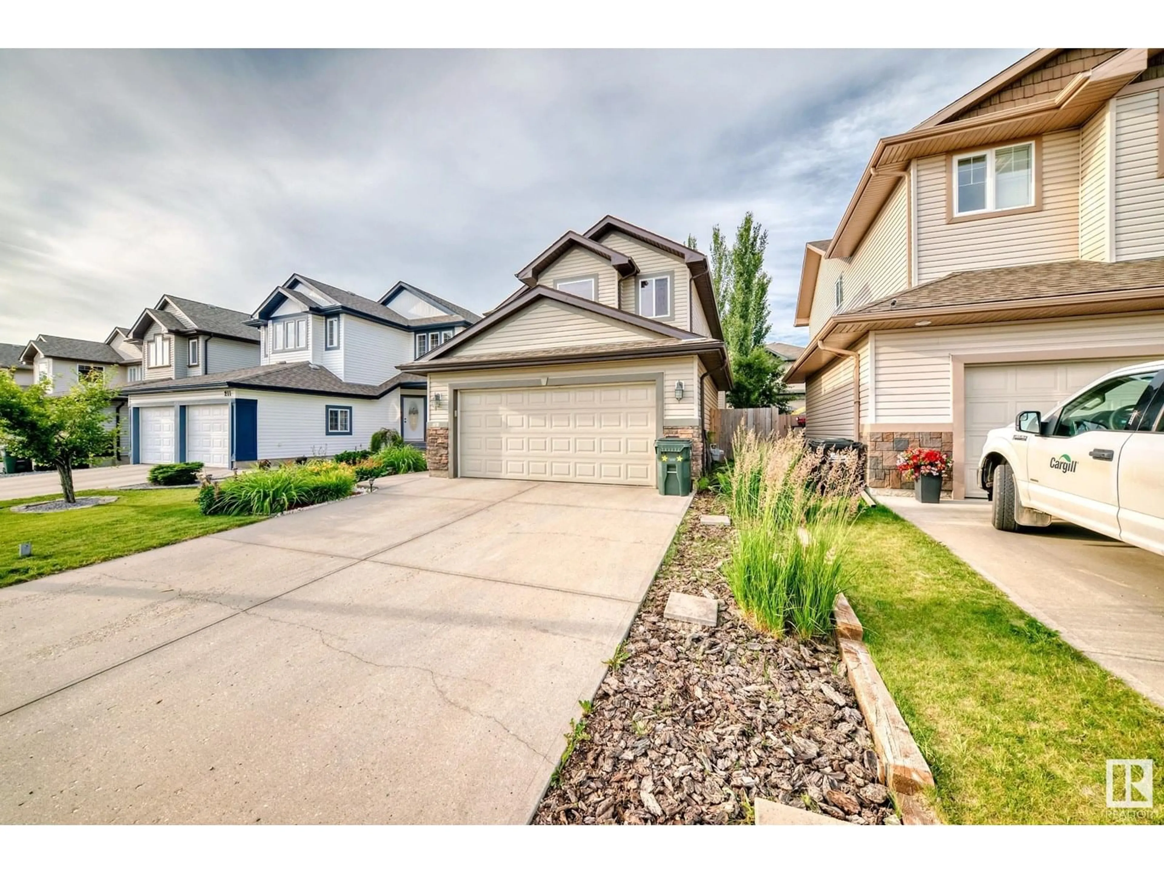 A pic from outside/outdoor area/front of a property/back of a property/a pic from drone, street for 207 SUNCREST RD, Sherwood Park Alberta T8H0B4
