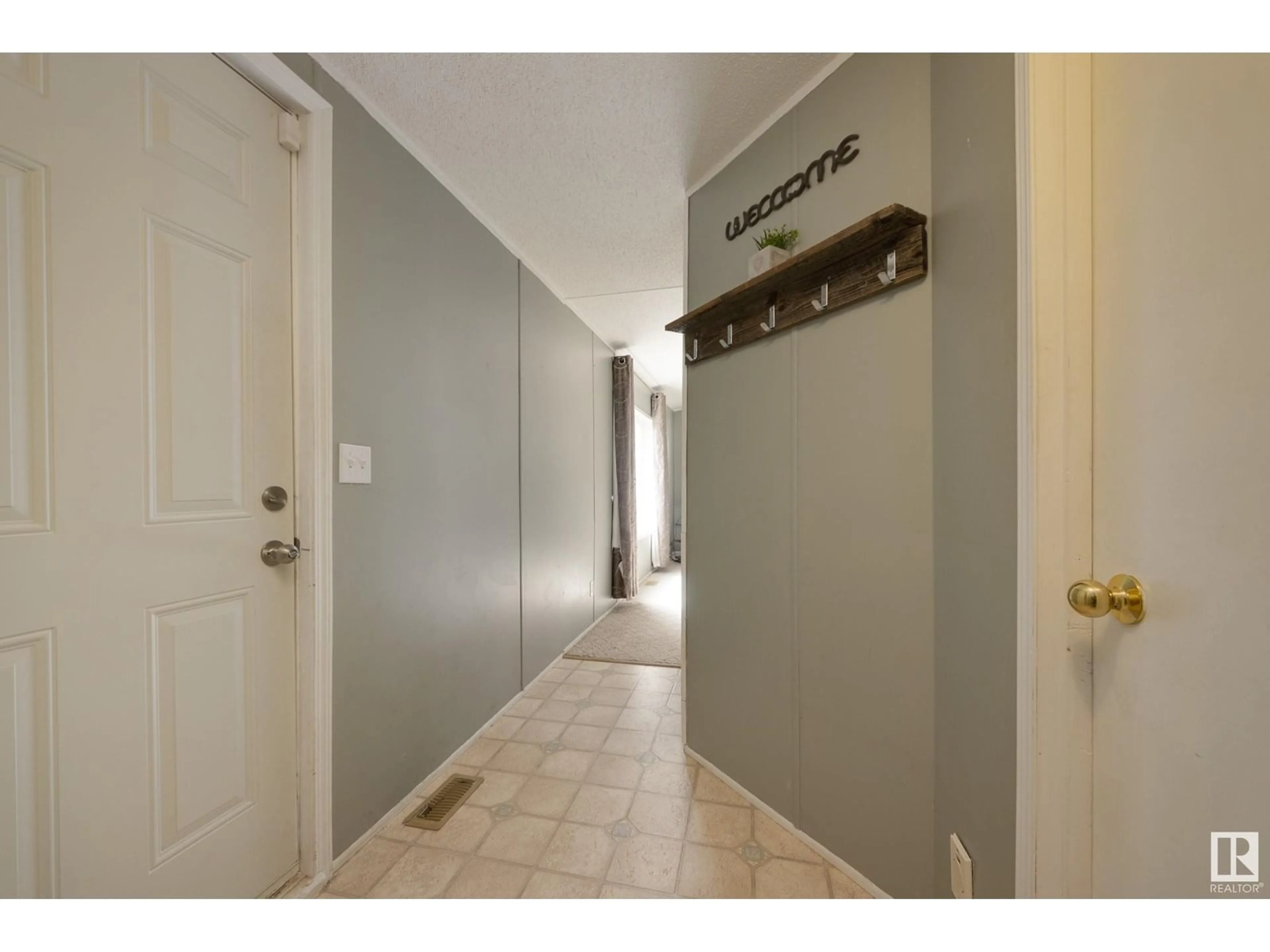 Indoor entryway for 38 CALMAR MOBILE HOME PARK, Calmar Alberta T0C0V0