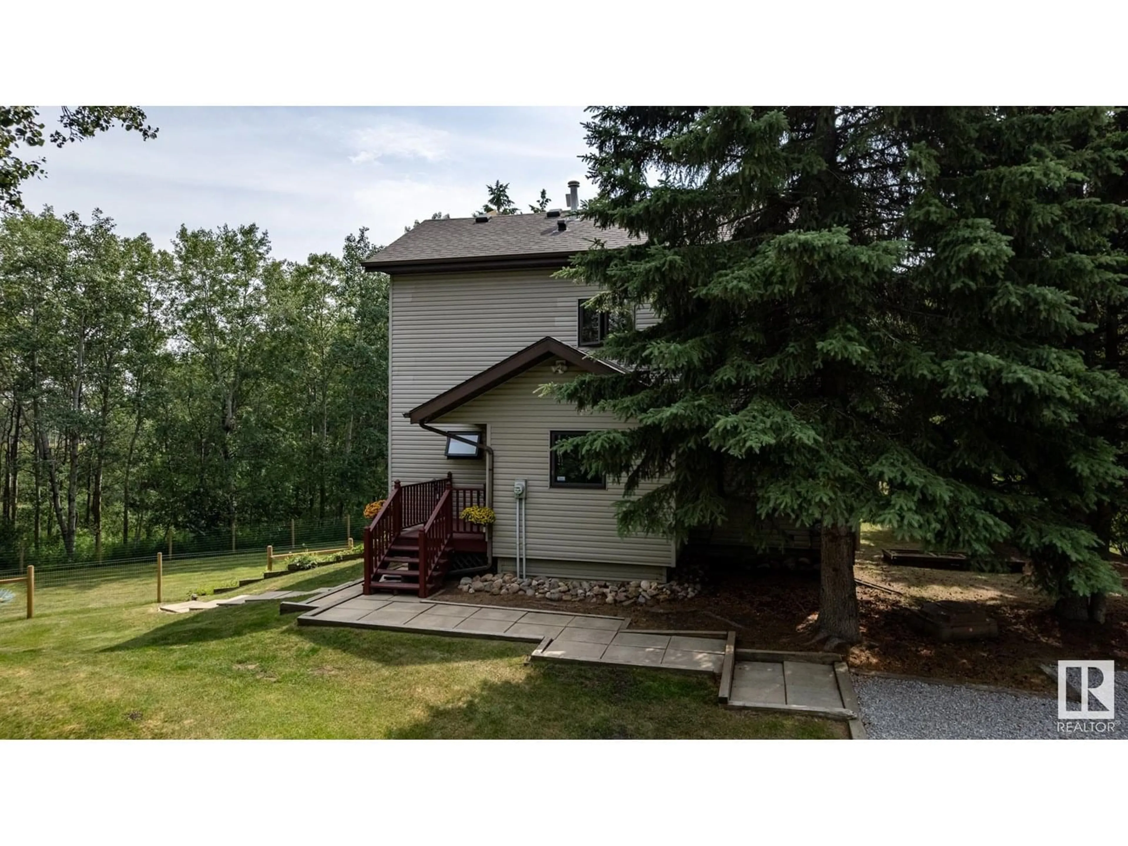 A pic from outside/outdoor area/front of a property/back of a property/a pic from drone, unknown for 52437 - 23 RANGE ROAD 21, Rural Parkland County Alberta T7Y2H1