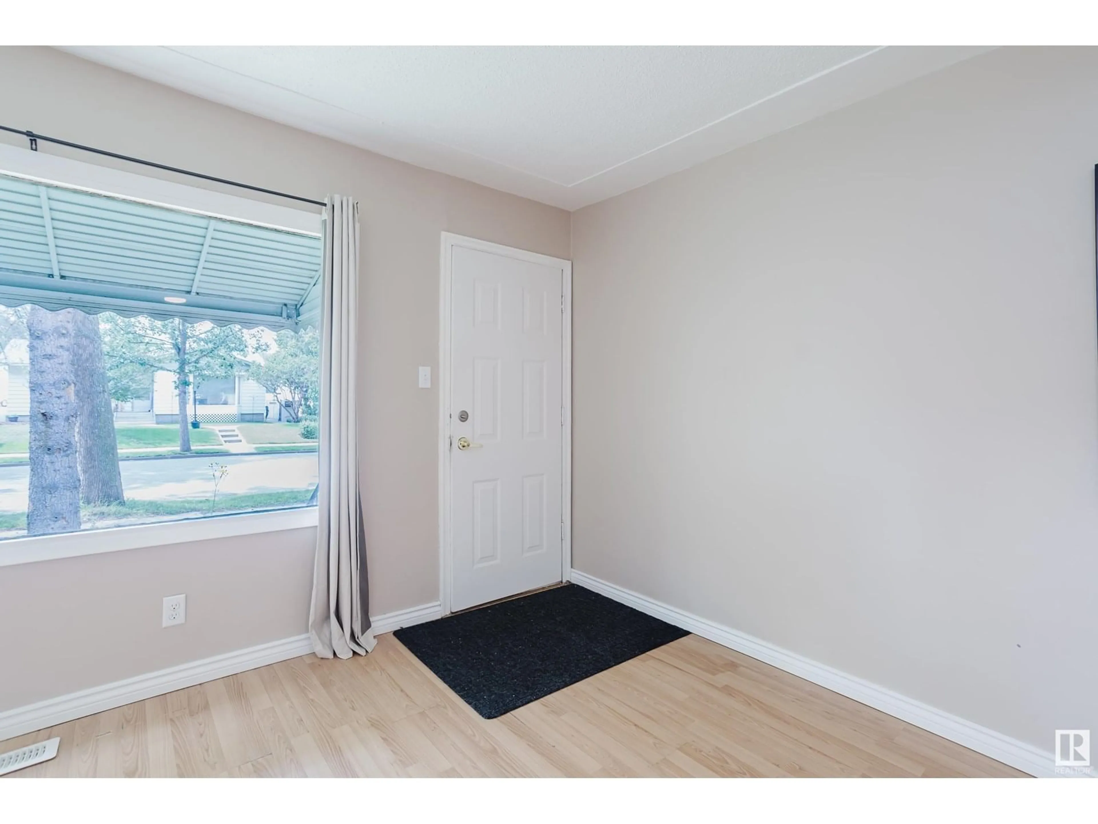 Indoor entryway for NW - 11819 45 ST, Edmonton Alberta T5W2T3