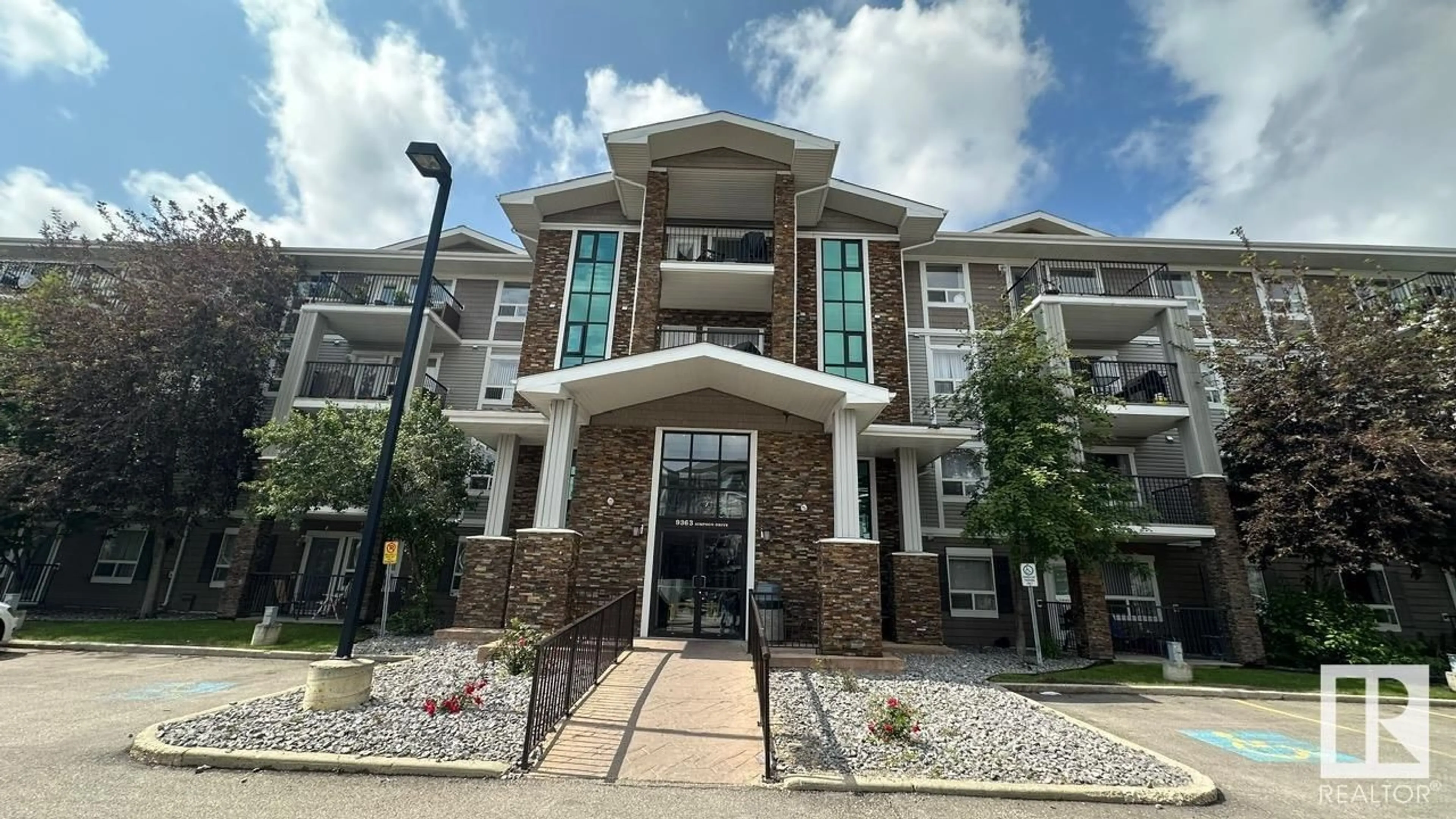 Indoor foyer for 9363 - 1112 SIMPSON DR, Edmonton Alberta T6R0N2