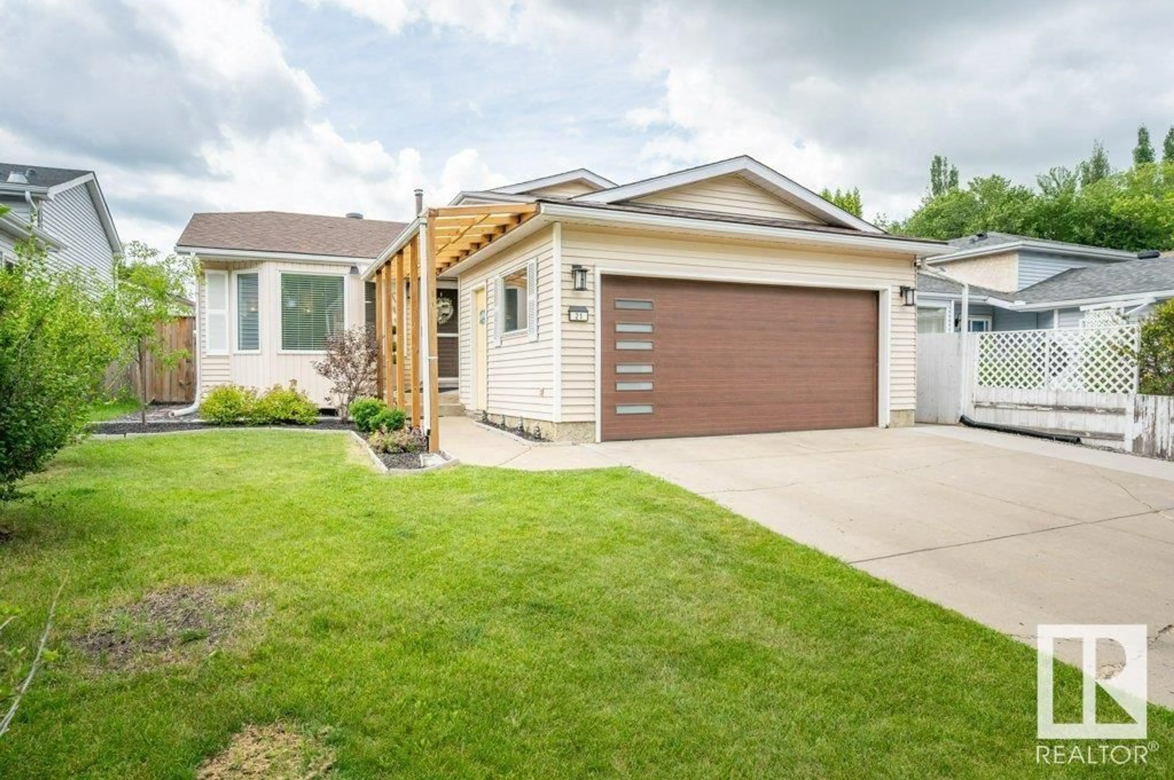 Home with vinyl exterior material, street for 21 DAYTON CR, St. Albert Alberta T8N4X5