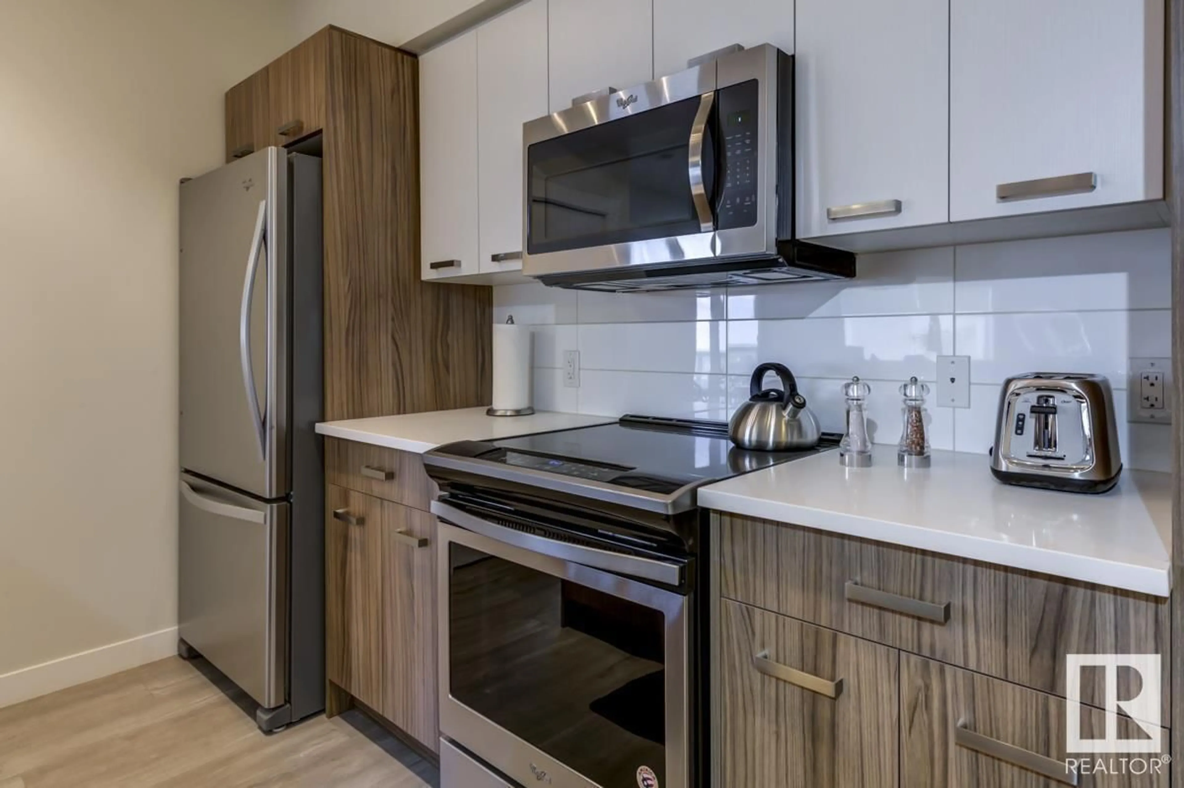 Standard kitchen, unknown for 1707 10410 102 AV NW, Edmonton Alberta T5J0E9