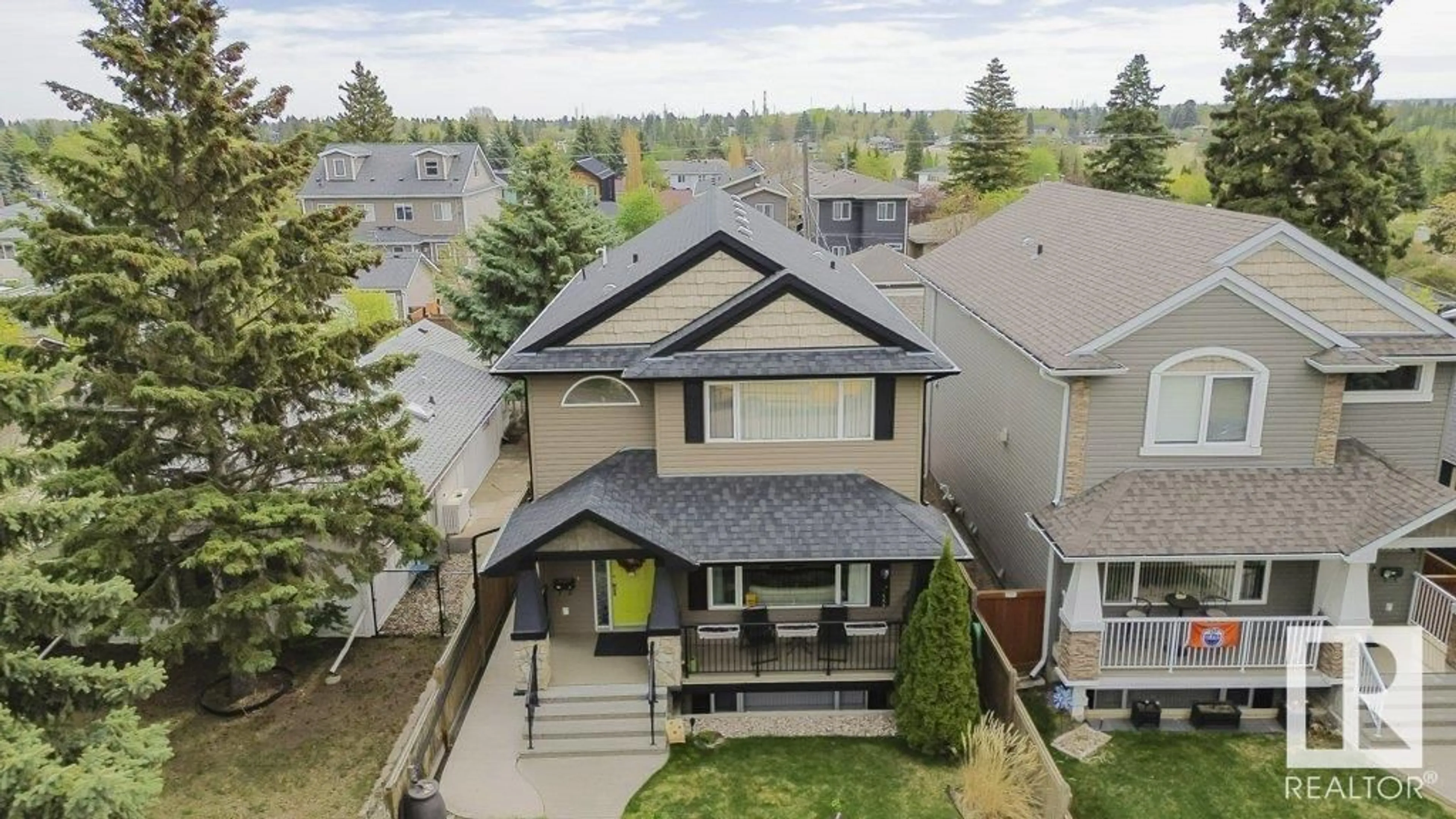 A pic from outside/outdoor area/front of a property/back of a property/a pic from drone, street for NW - 10511 76 ST, Edmonton Alberta T6A3B2