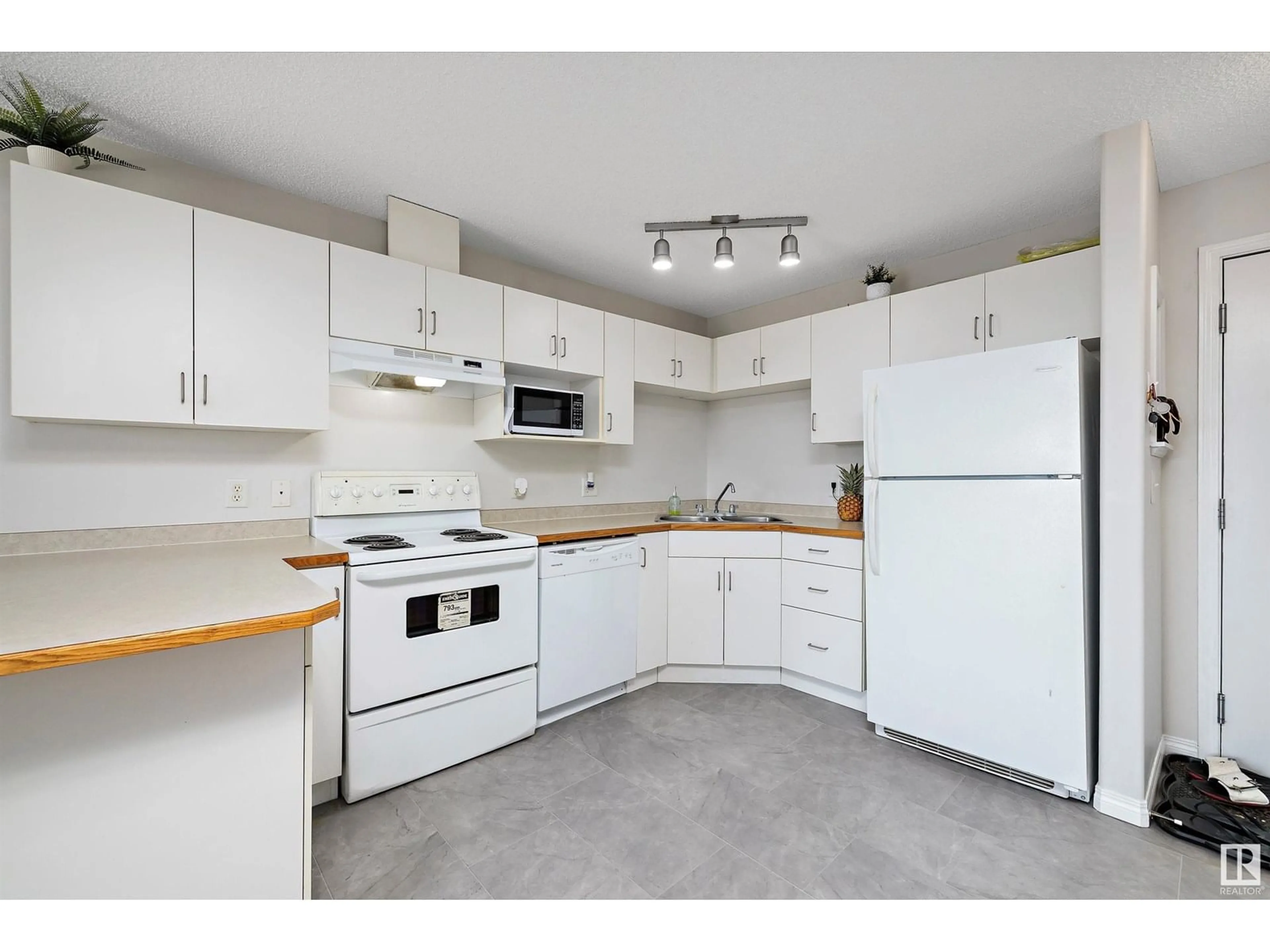 Standard kitchen, unknown for 404 - 11325 83 ST, Edmonton Alberta T5B4W5
