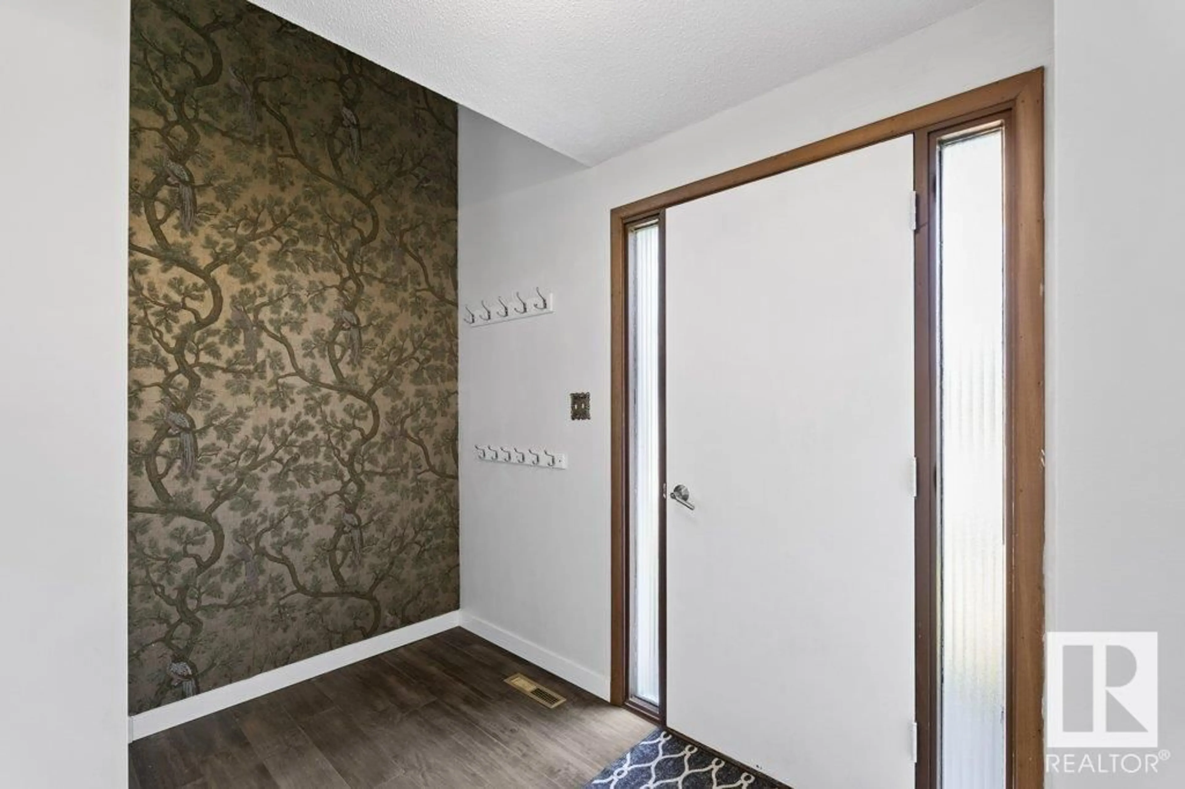 Indoor entryway for 11215 35A AV, Edmonton Alberta T6J0A7