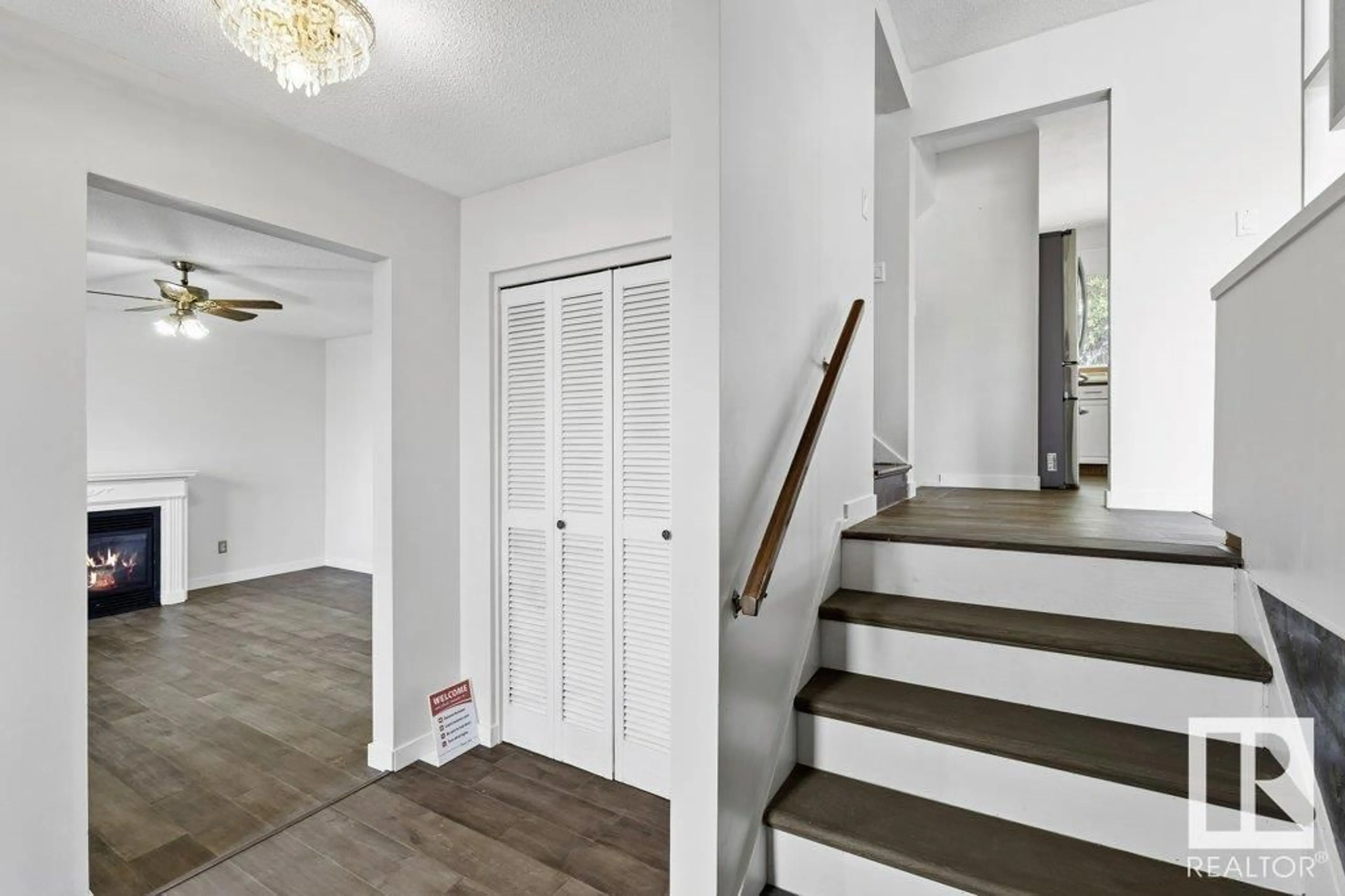 Indoor entryway for 11215 35A AV, Edmonton Alberta T6J0A7
