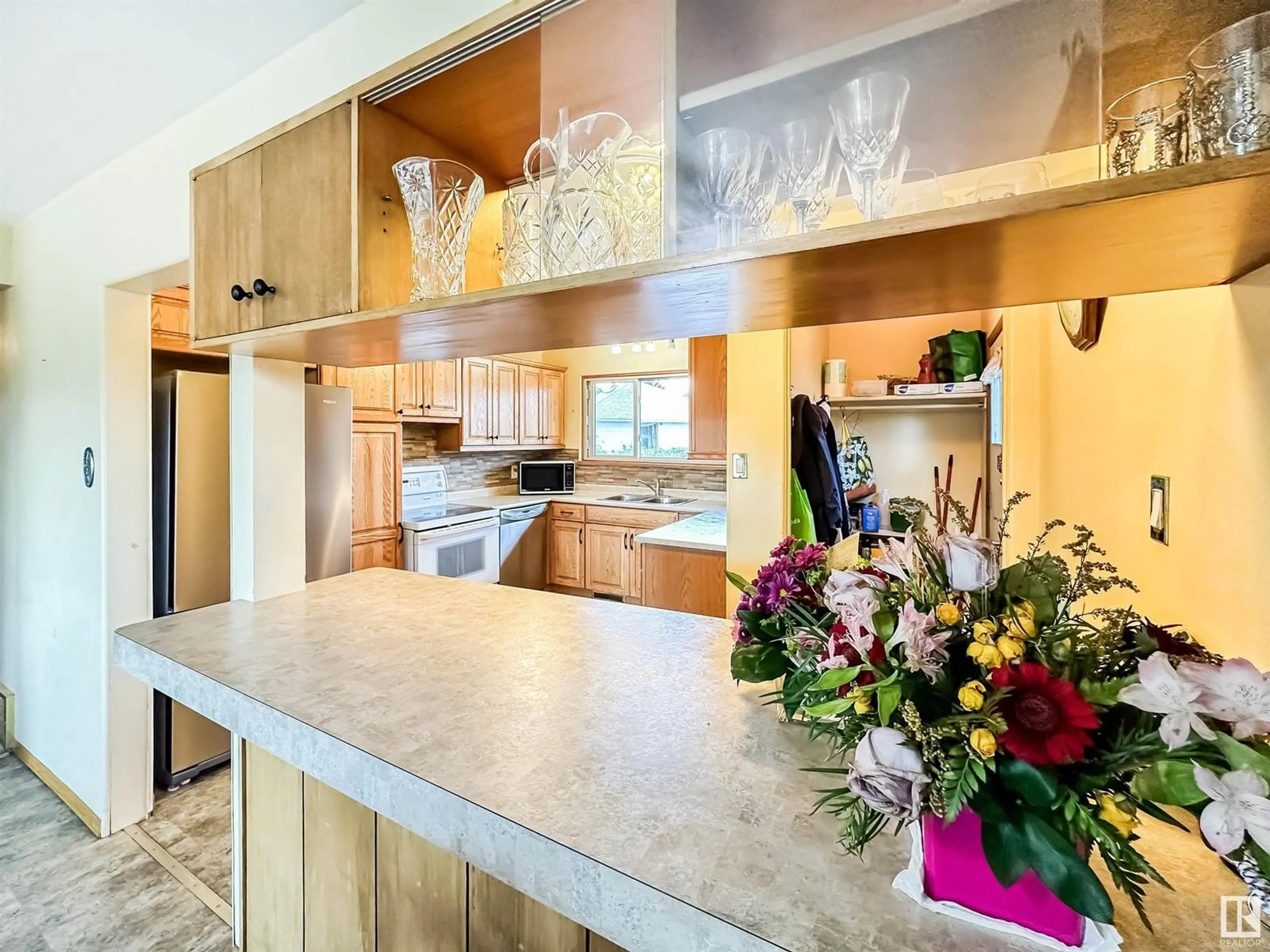 Contemporary kitchen, unknown for 8126 150 ST NW, Edmonton Alberta T5R1E1