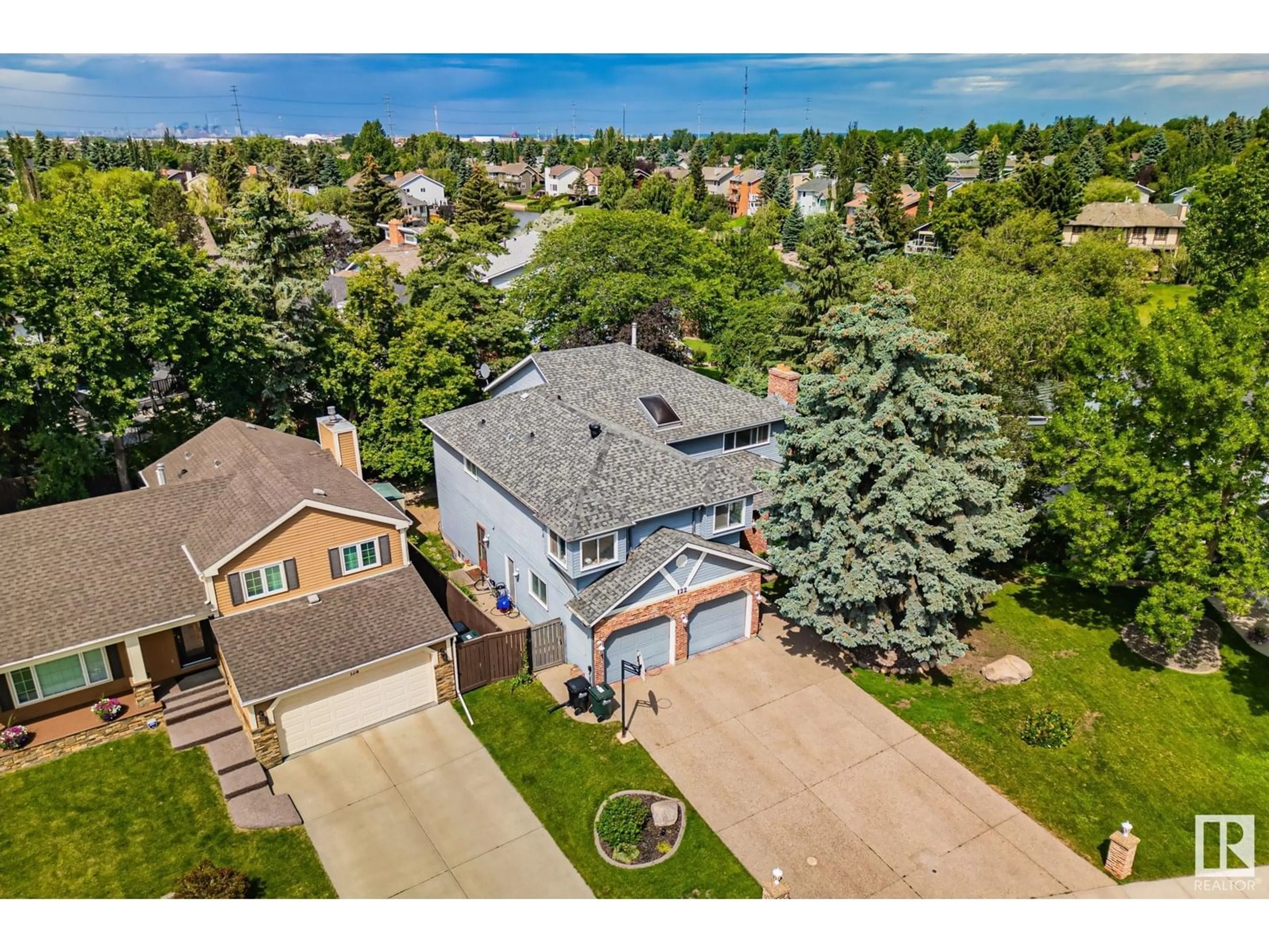 A pic from outside/outdoor area/front of a property/back of a property/a pic from drone, street for 122 VILLAGE DO, Sherwood Park Alberta T8A4L6