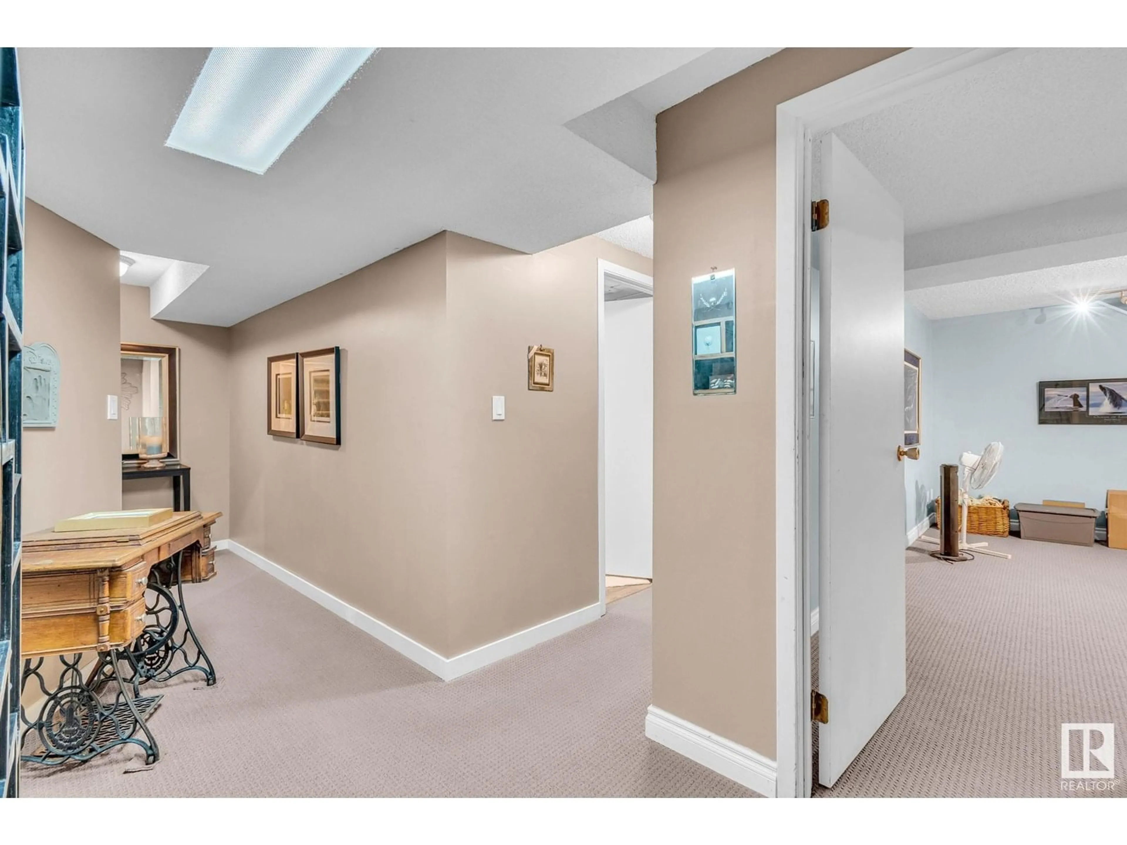 Indoor foyer for 122 VILLAGE DO, Sherwood Park Alberta T8A4L6