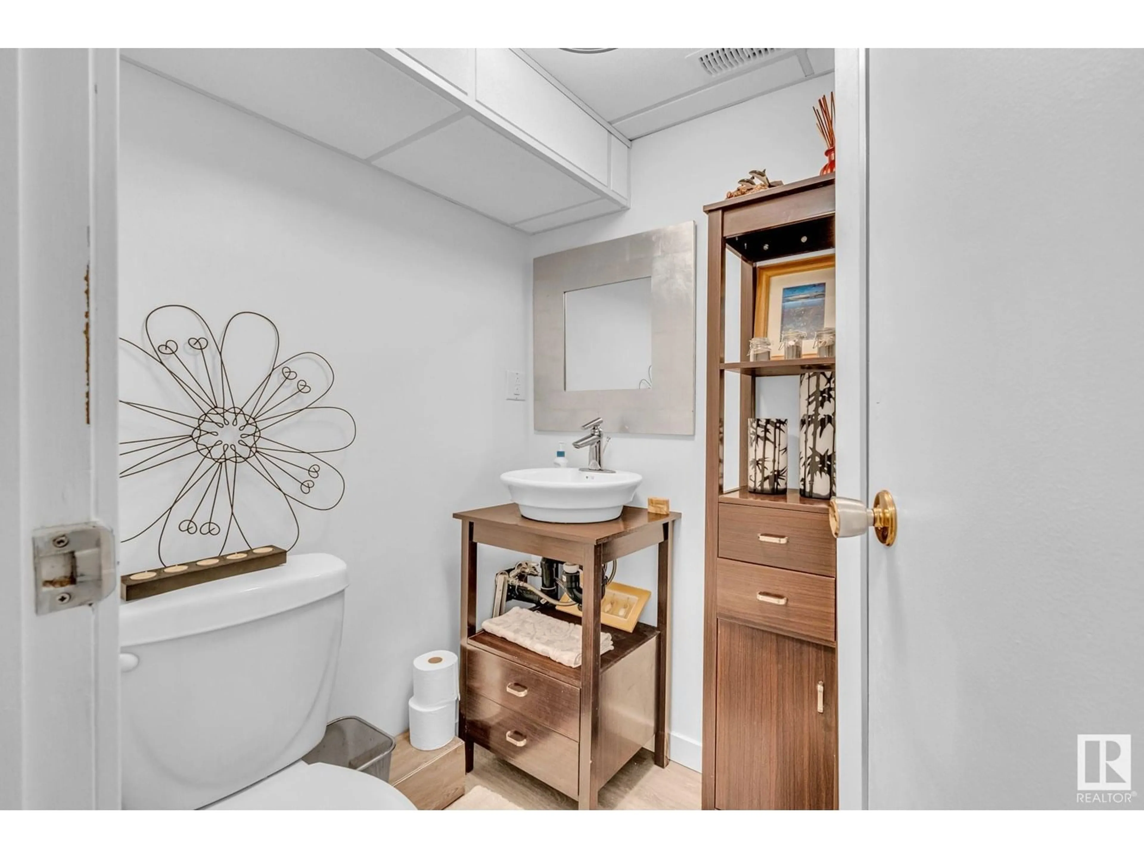 Standard bathroom, ceramic/tile floor for 122 VILLAGE DO, Sherwood Park Alberta T8A4L6
