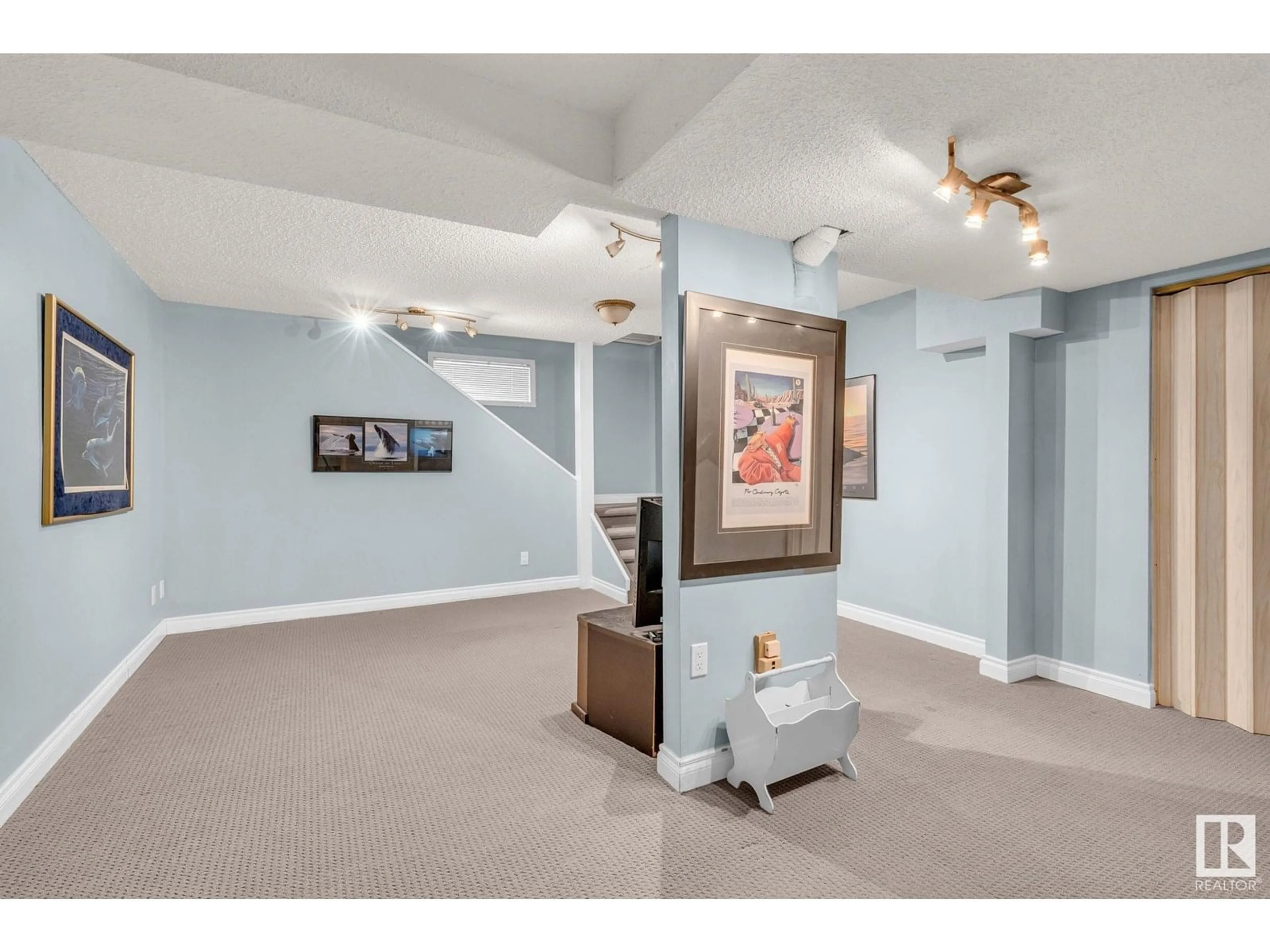 Indoor foyer for 122 VILLAGE DO, Sherwood Park Alberta T8A4L6