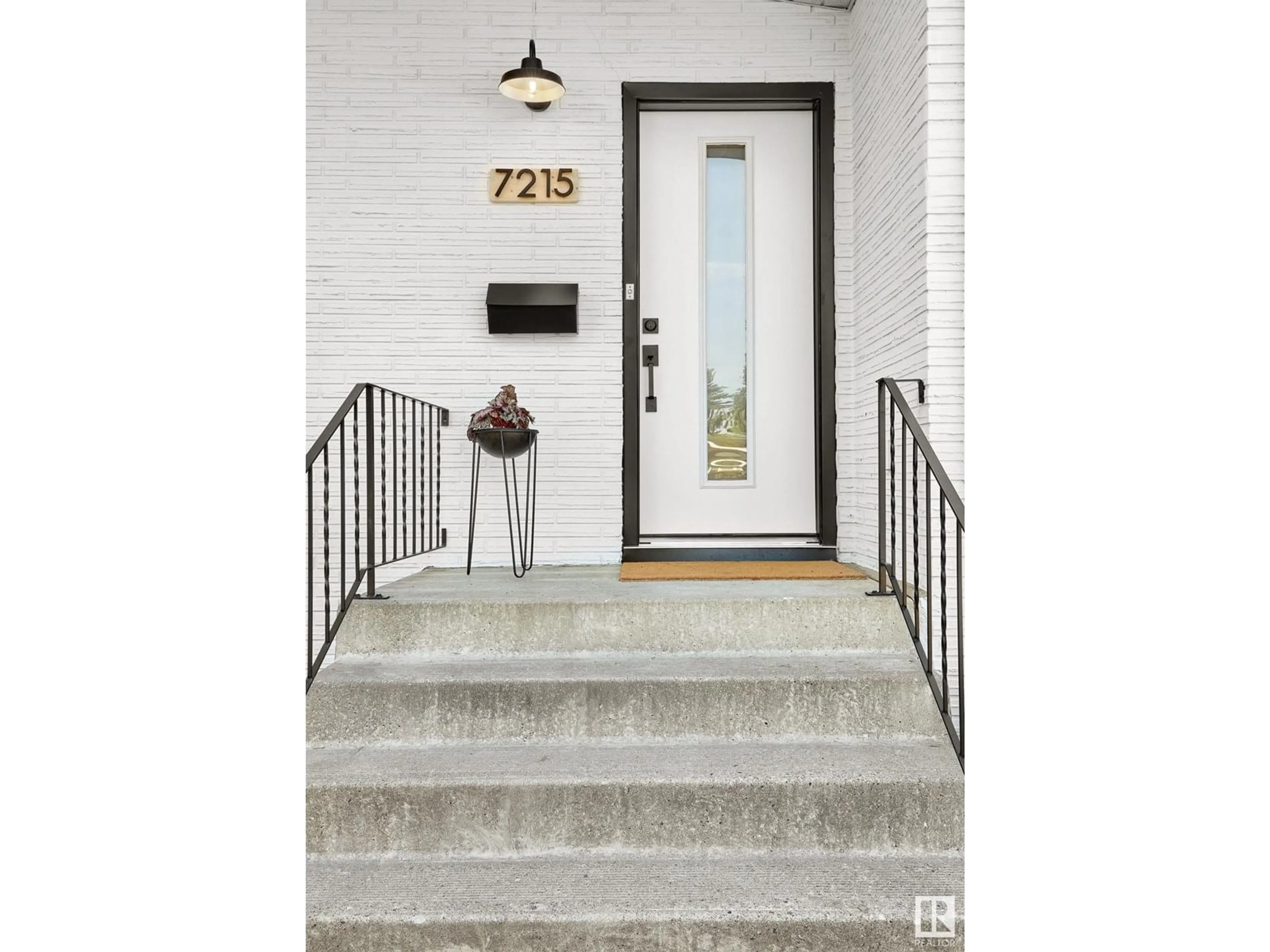 Indoor entryway for NW - 7215 92B AV, Edmonton Alberta T6B0W3