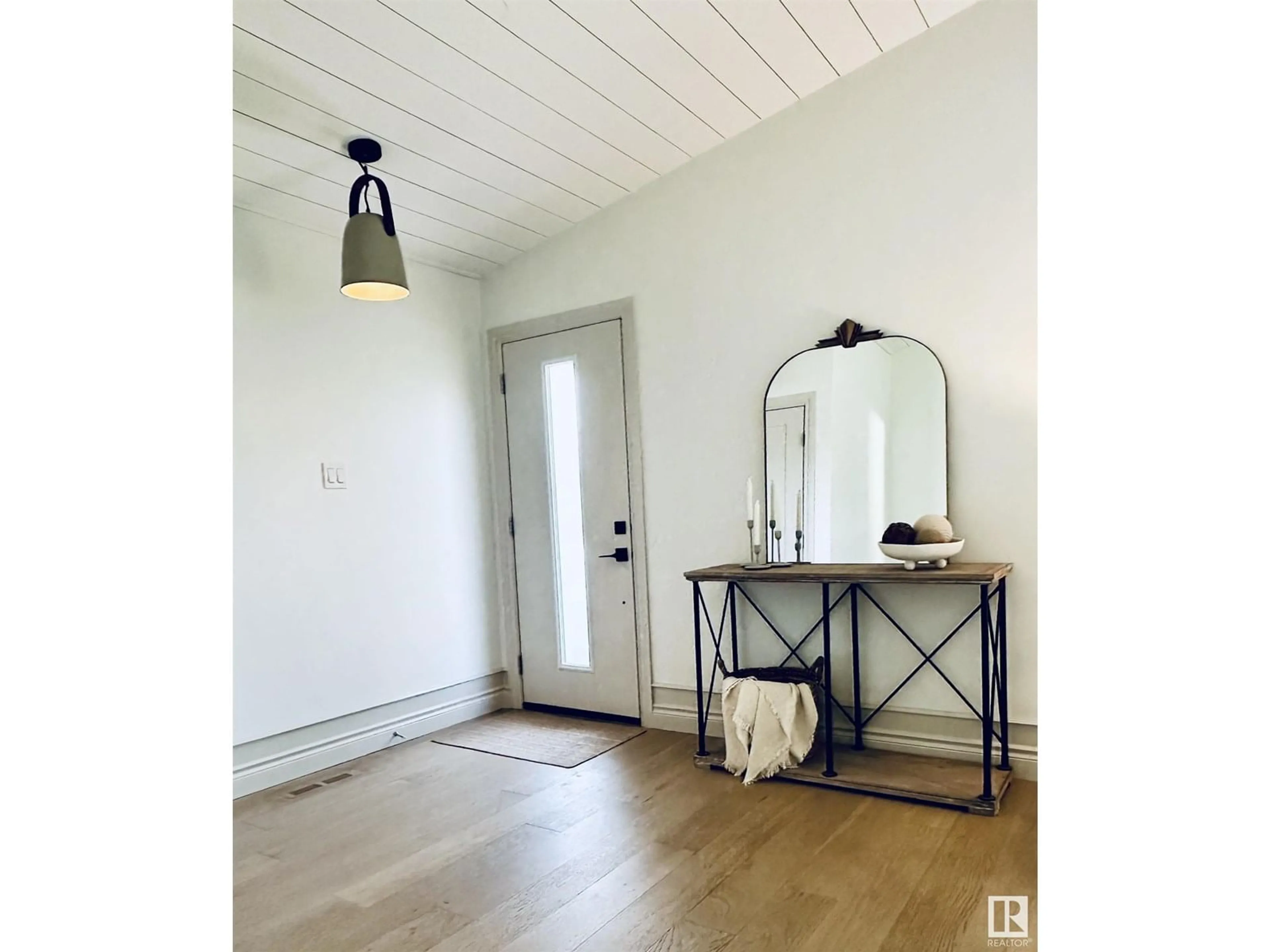 Indoor entryway for NW - 7215 92B AV, Edmonton Alberta T6B0W3