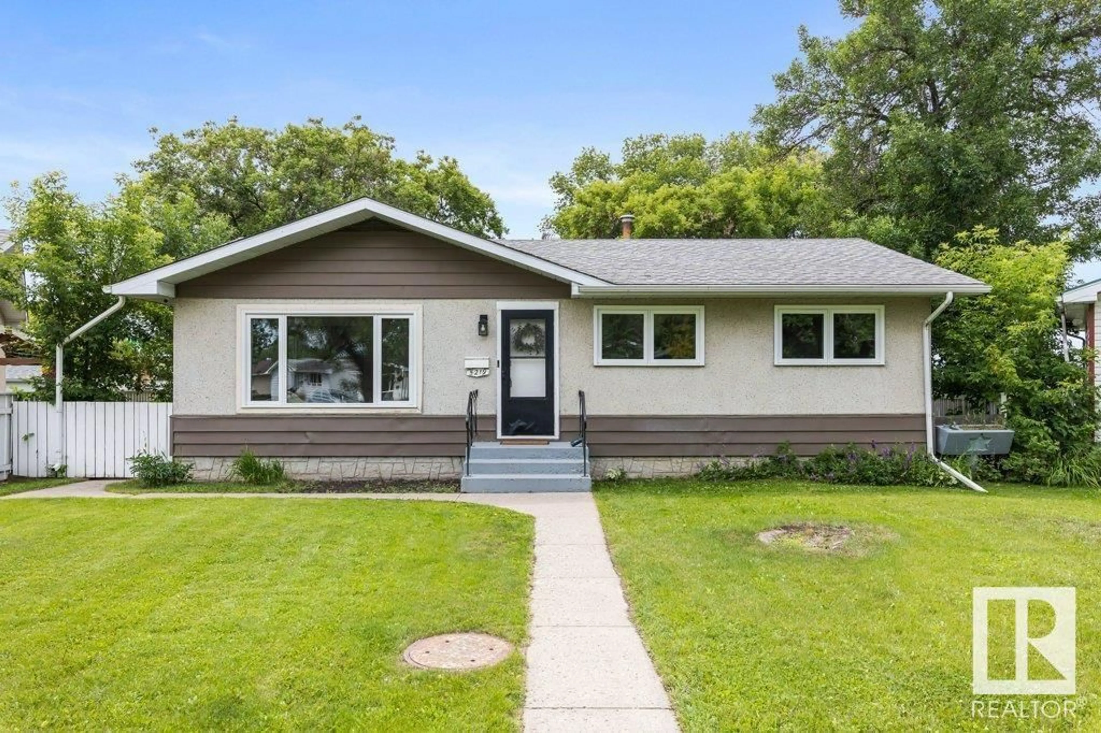Home with vinyl exterior material, street for 5219 46 AV, Leduc Alberta T9E5C9