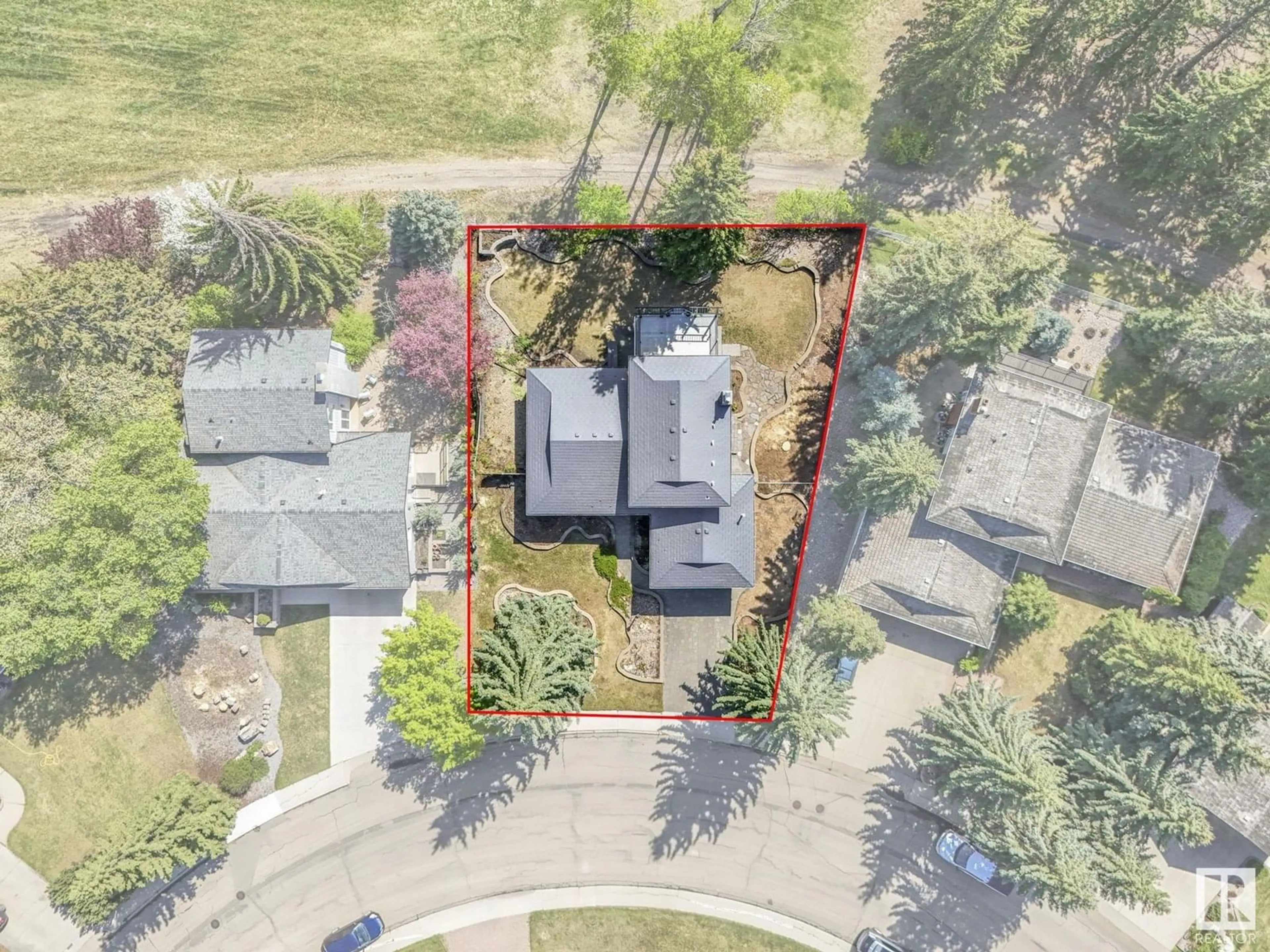 A pic from outside/outdoor area/front of a property/back of a property/a pic from drone, street for 123 FAIRWAY DR, Edmonton Alberta T6J2C2