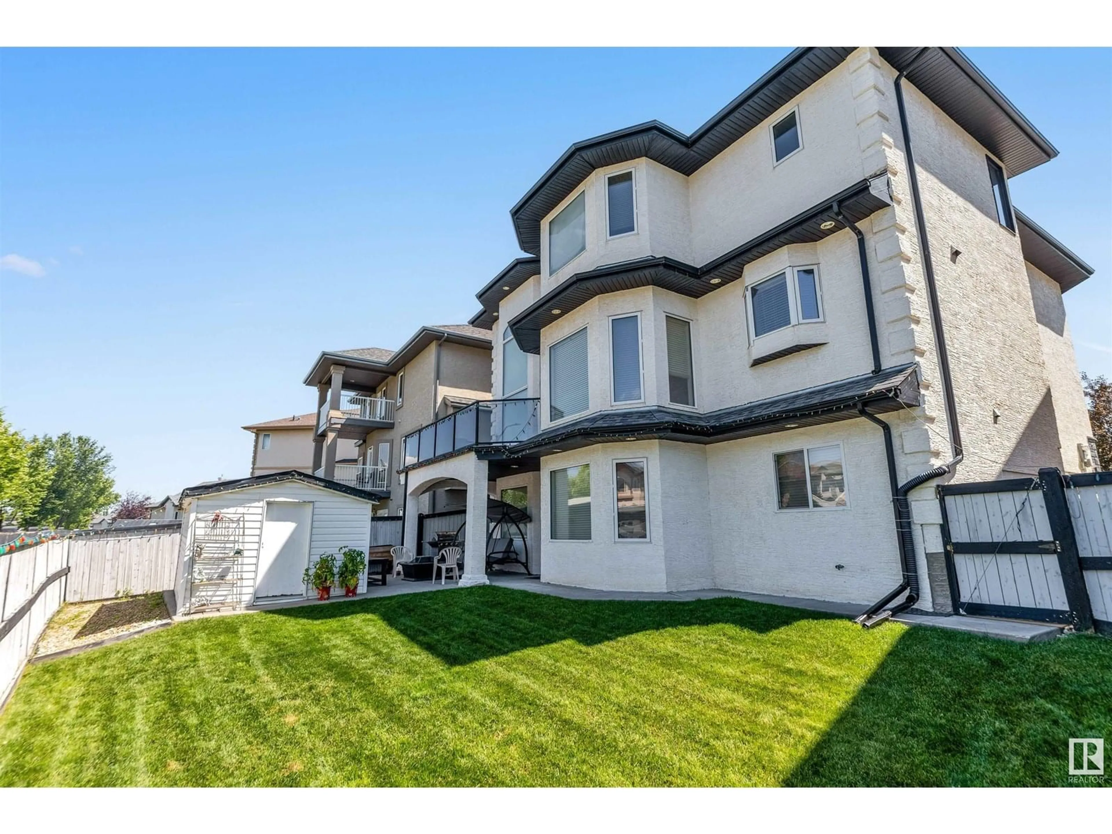 A pic from outside/outdoor area/front of a property/back of a property/a pic from drone, unknown for 6928 14 AV, Edmonton Alberta T6L1L3