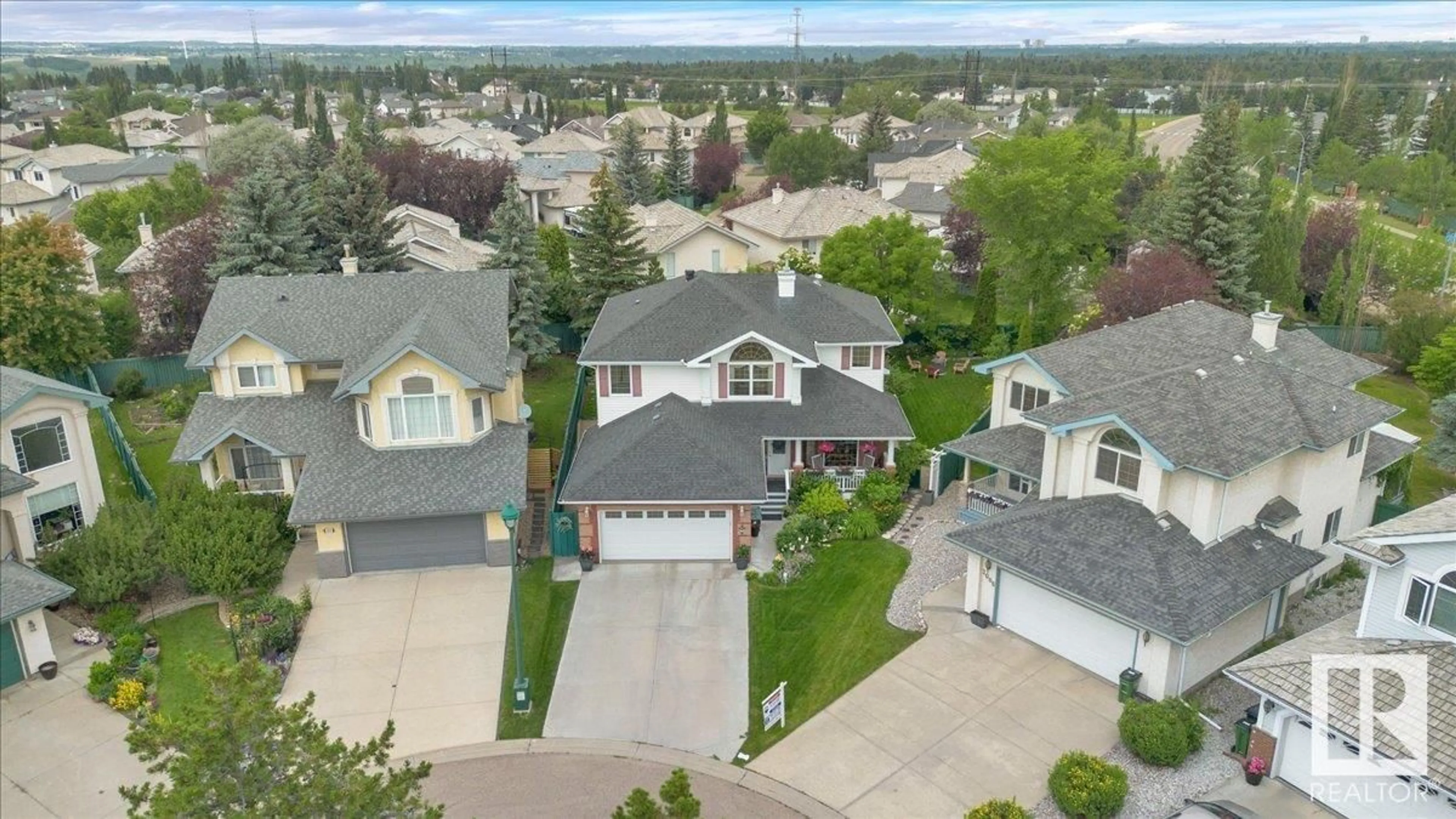 A pic from outside/outdoor area/front of a property/back of a property/a pic from drone, street for 2008 HADDOW DR, Edmonton Alberta T6R2P2