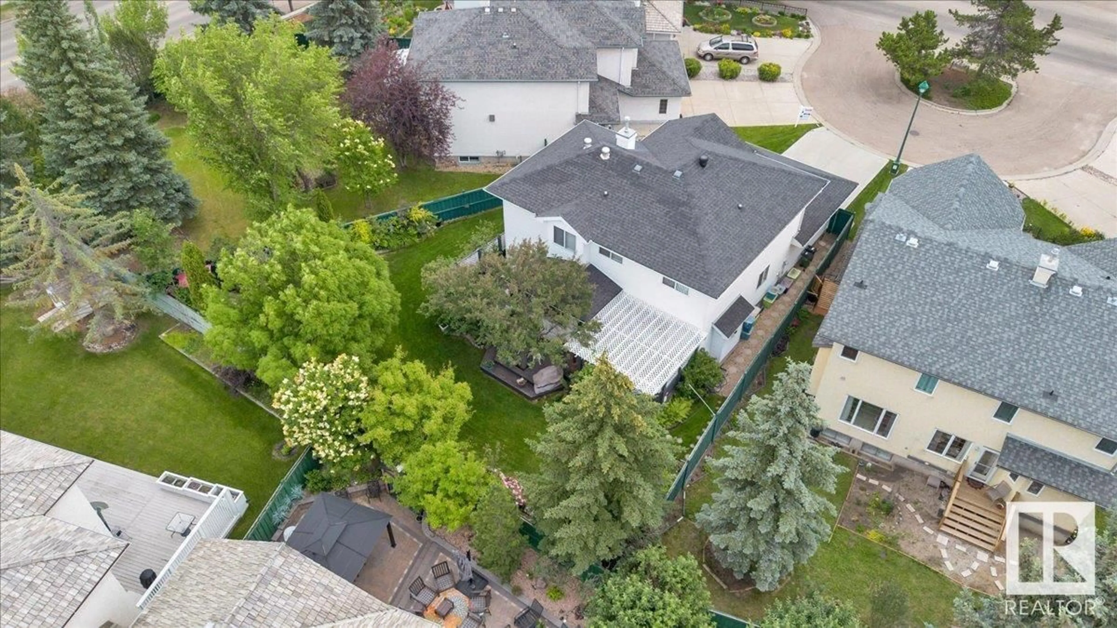 A pic from outside/outdoor area/front of a property/back of a property/a pic from drone, street for 2008 HADDOW DR, Edmonton Alberta T6R2P2