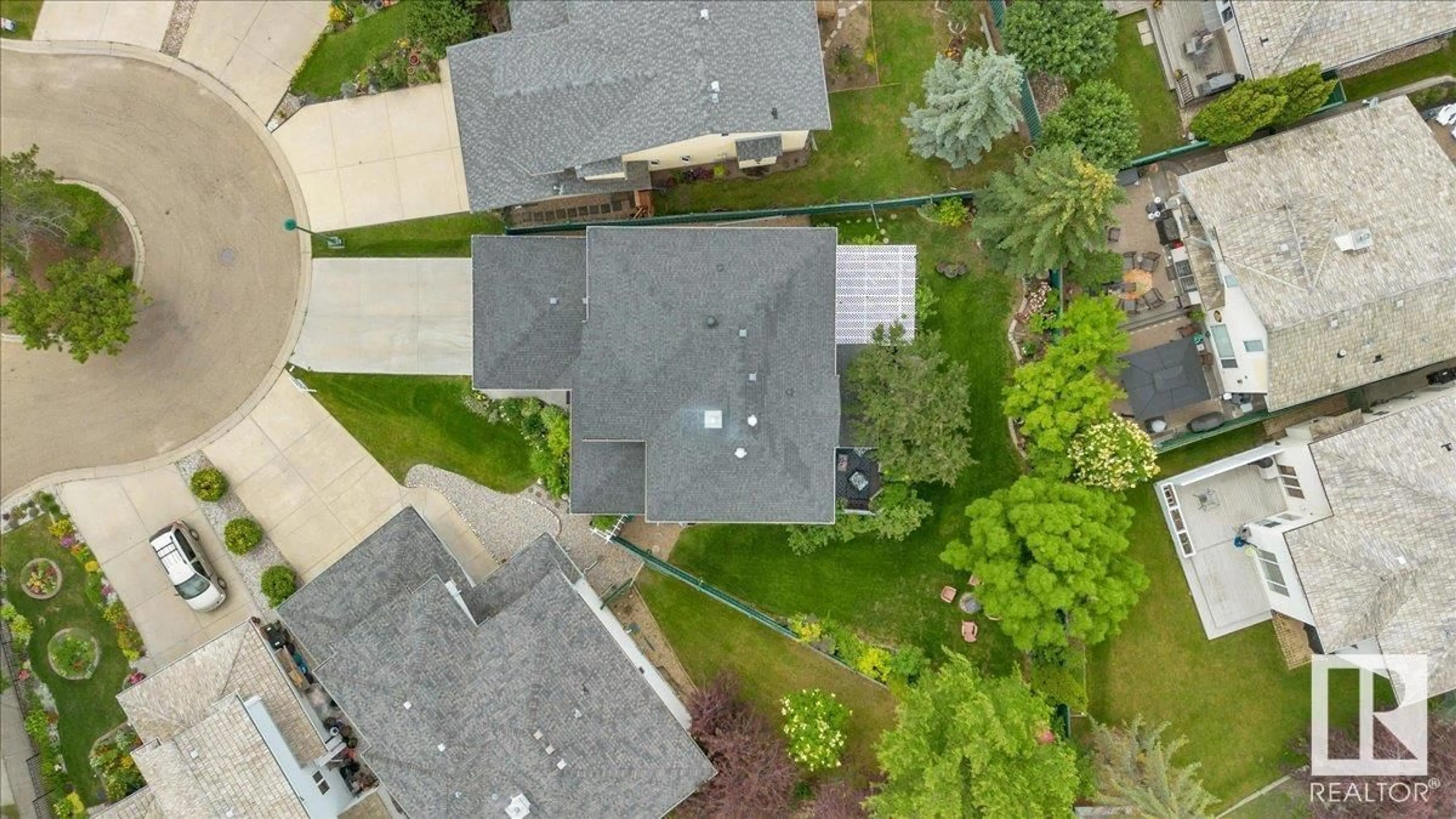 A pic from outside/outdoor area/front of a property/back of a property/a pic from drone, street for 2008 HADDOW DR, Edmonton Alberta T6R2P2