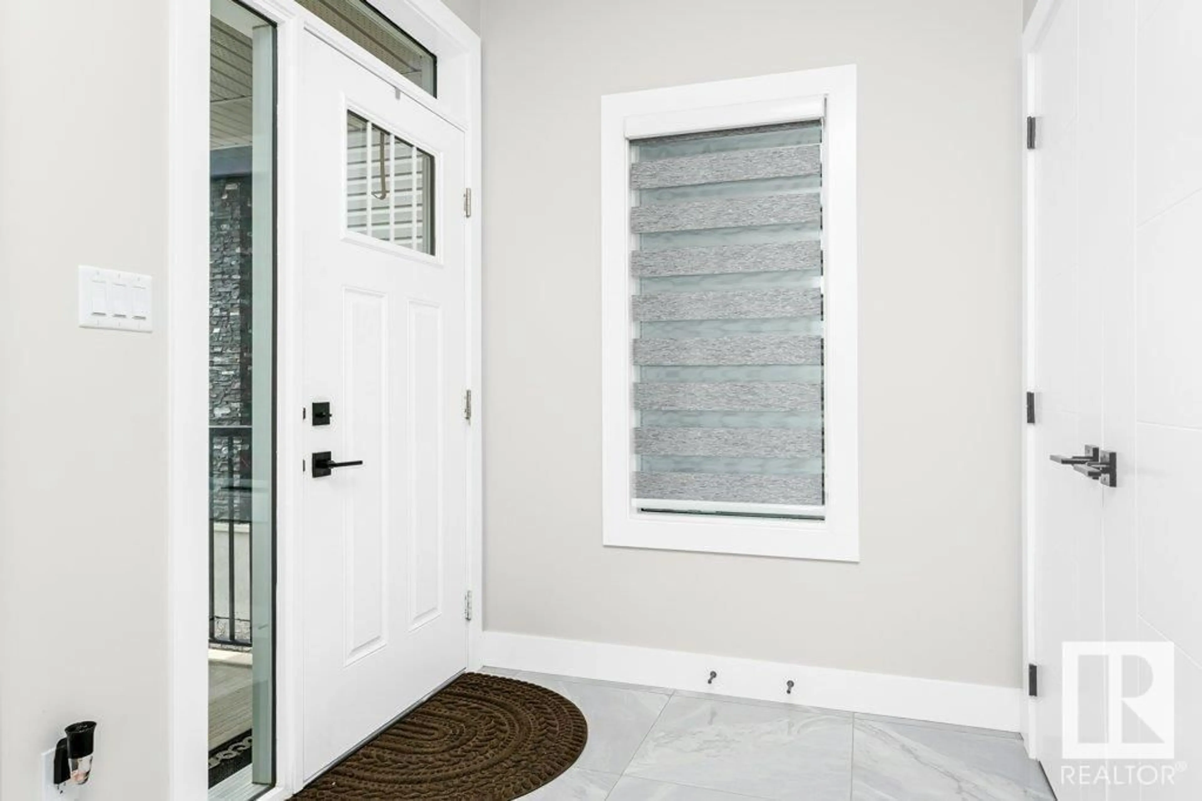 Indoor entryway for 20916 131 AV, Edmonton Alberta T5S0P4