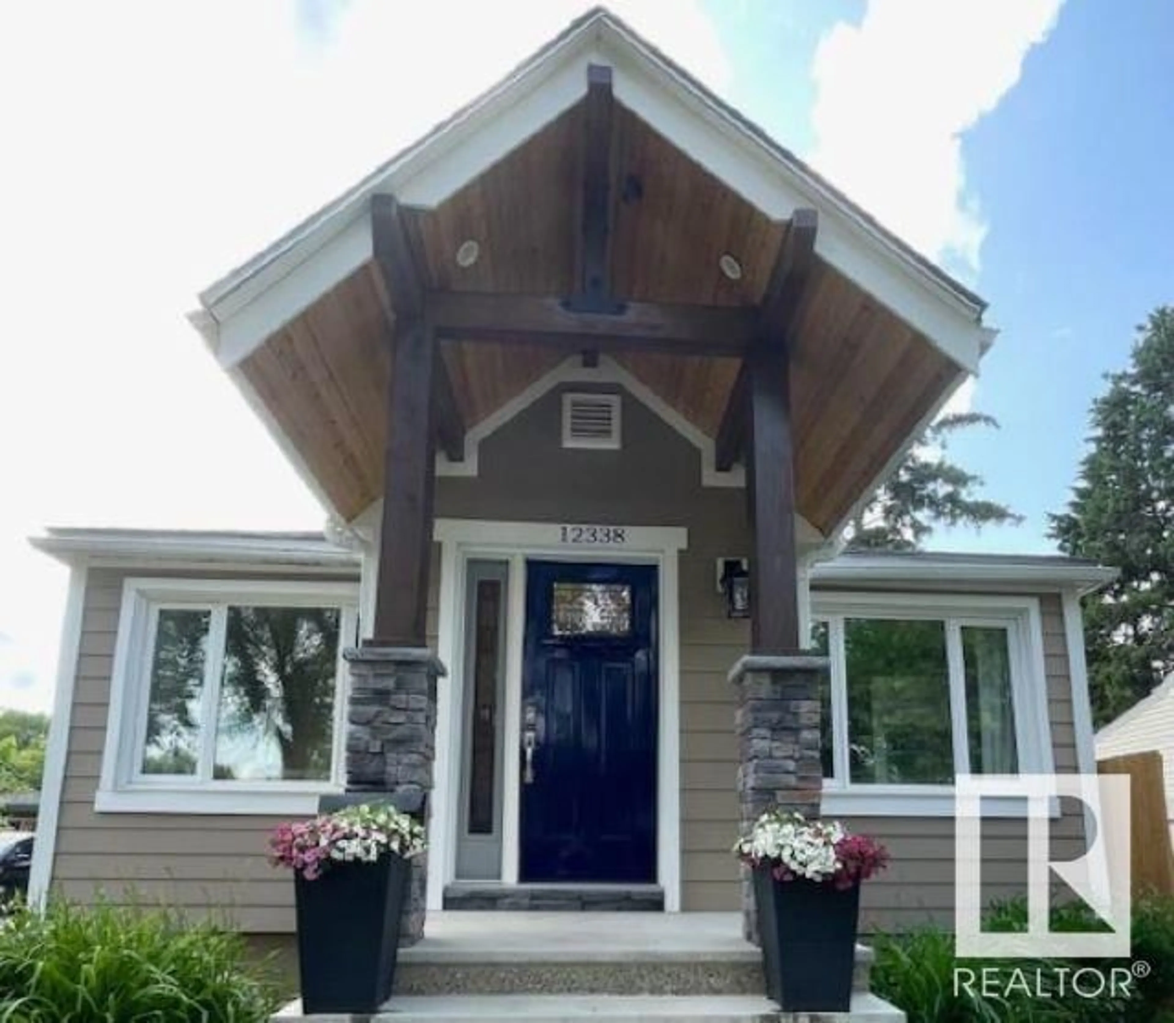 Indoor entryway for 12338 91 ST, Edmonton Alberta T5B4C5