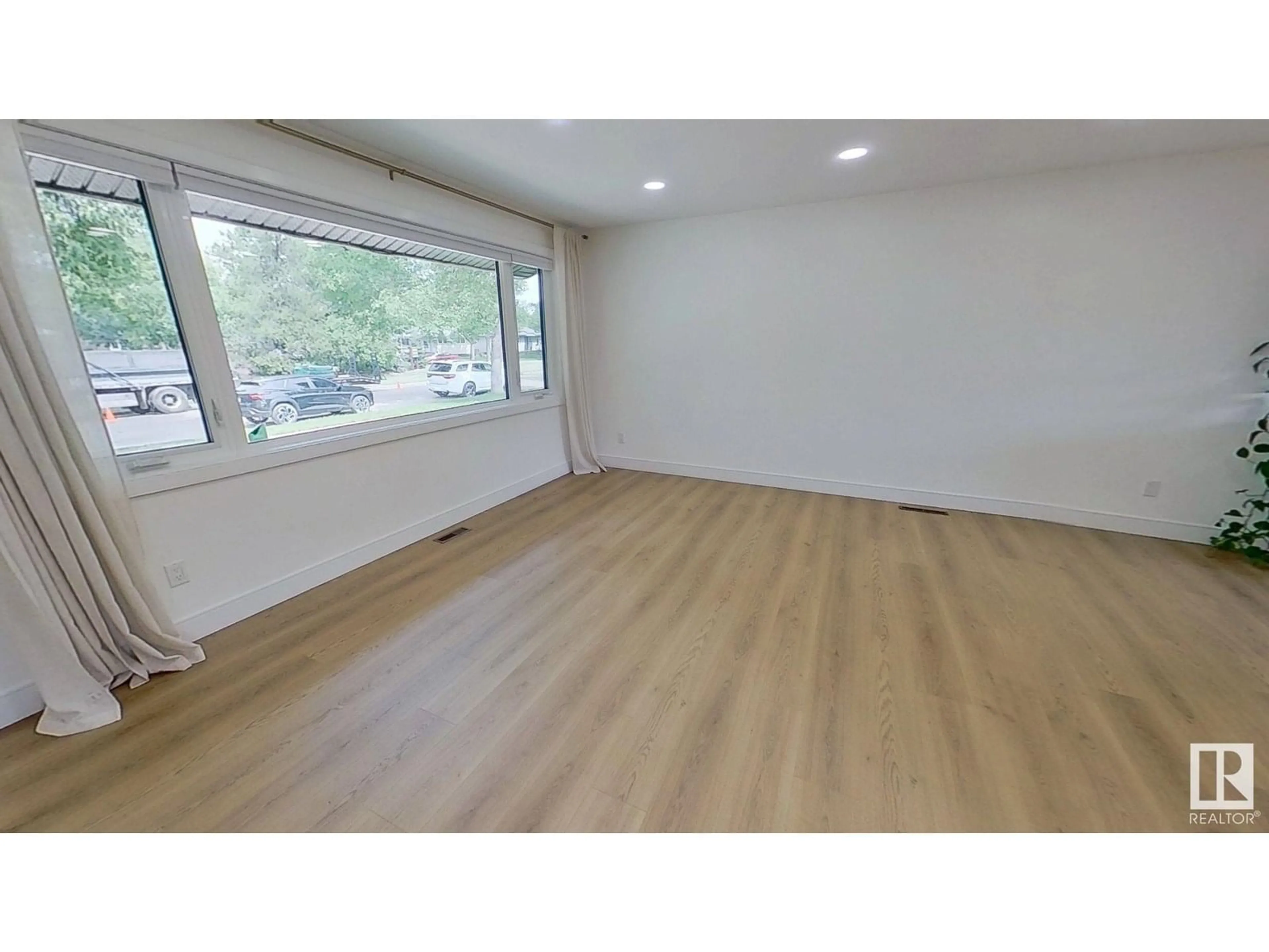 A pic of a room for 16455 104A AV AV, Edmonton Alberta T5P0T3