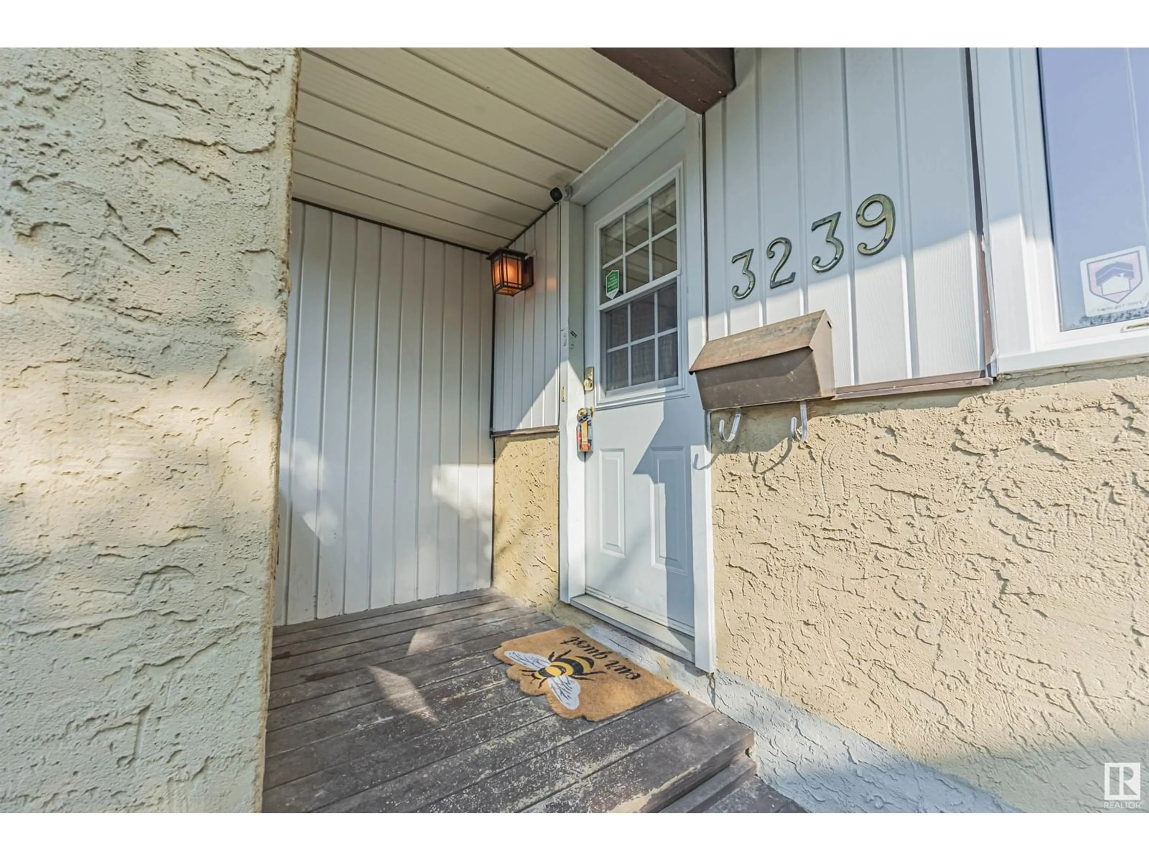 Indoor entryway for 3239 139 AV, Edmonton Alberta T5Y1T2