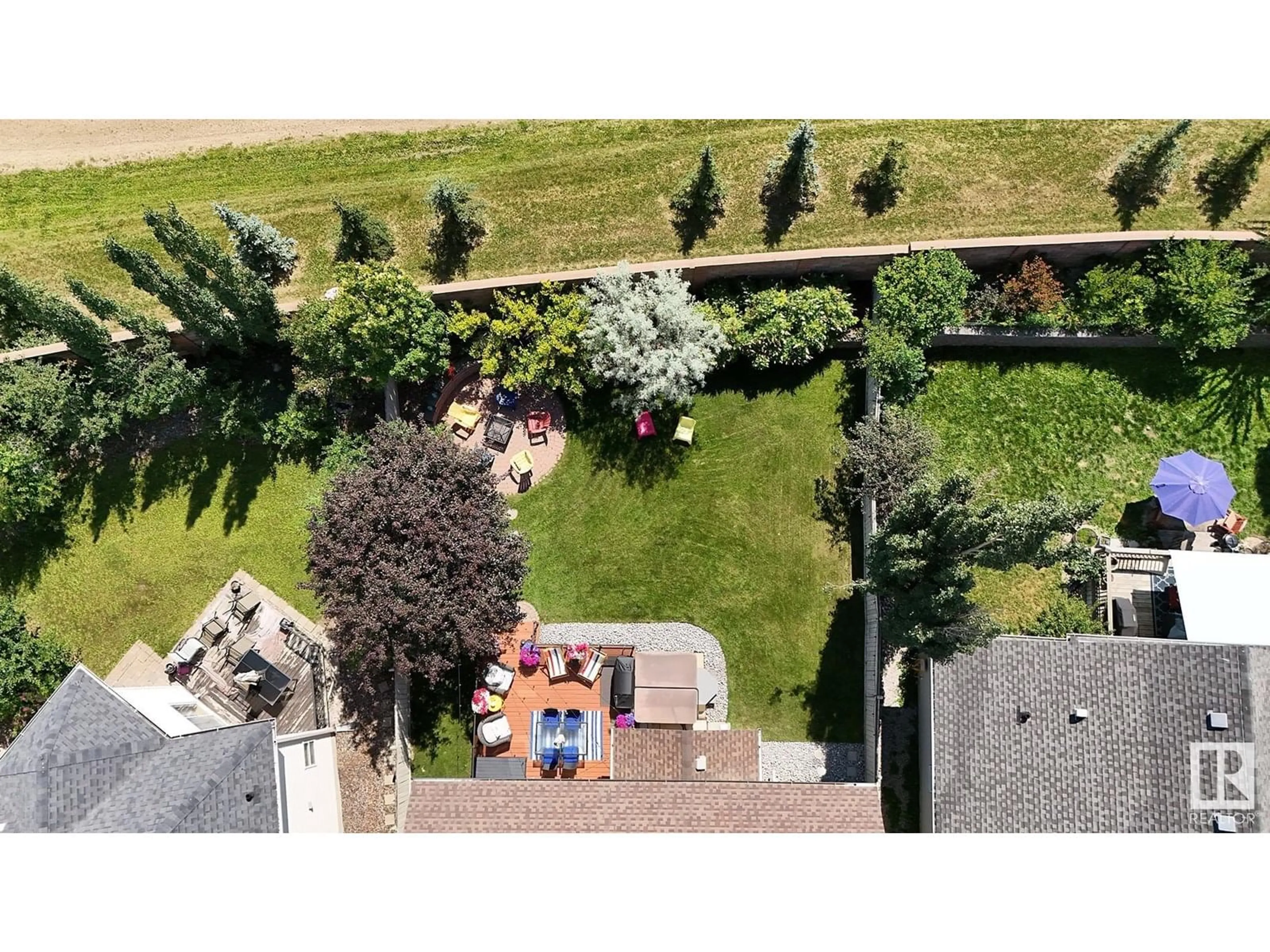 A pic from outside/outdoor area/front of a property/back of a property/a pic from drone, unknown for 123 CALDWELL WY, Edmonton Alberta T6M2X1