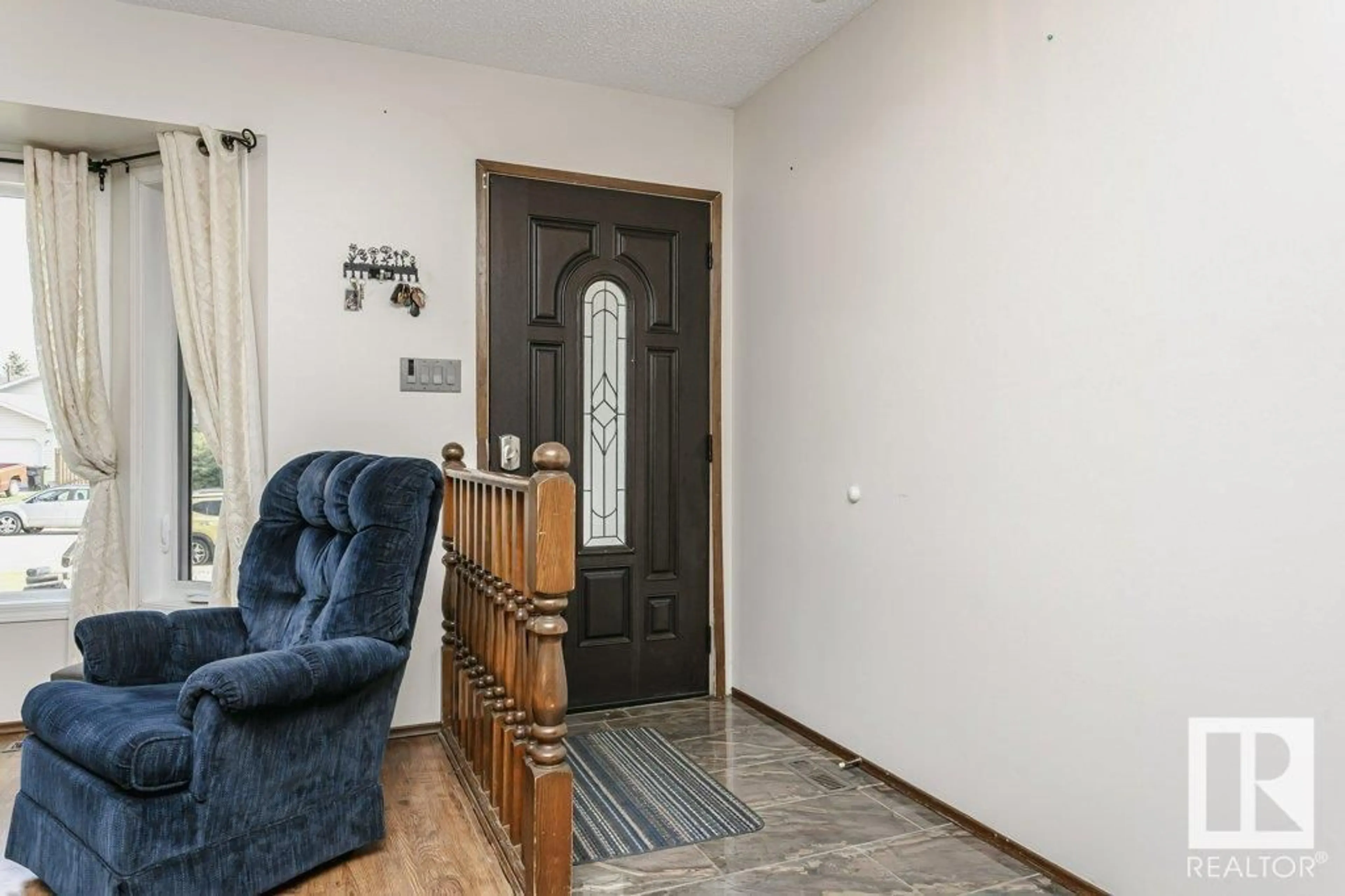 Indoor foyer for 4707 10 AV, Edmonton Alberta T6L4S2