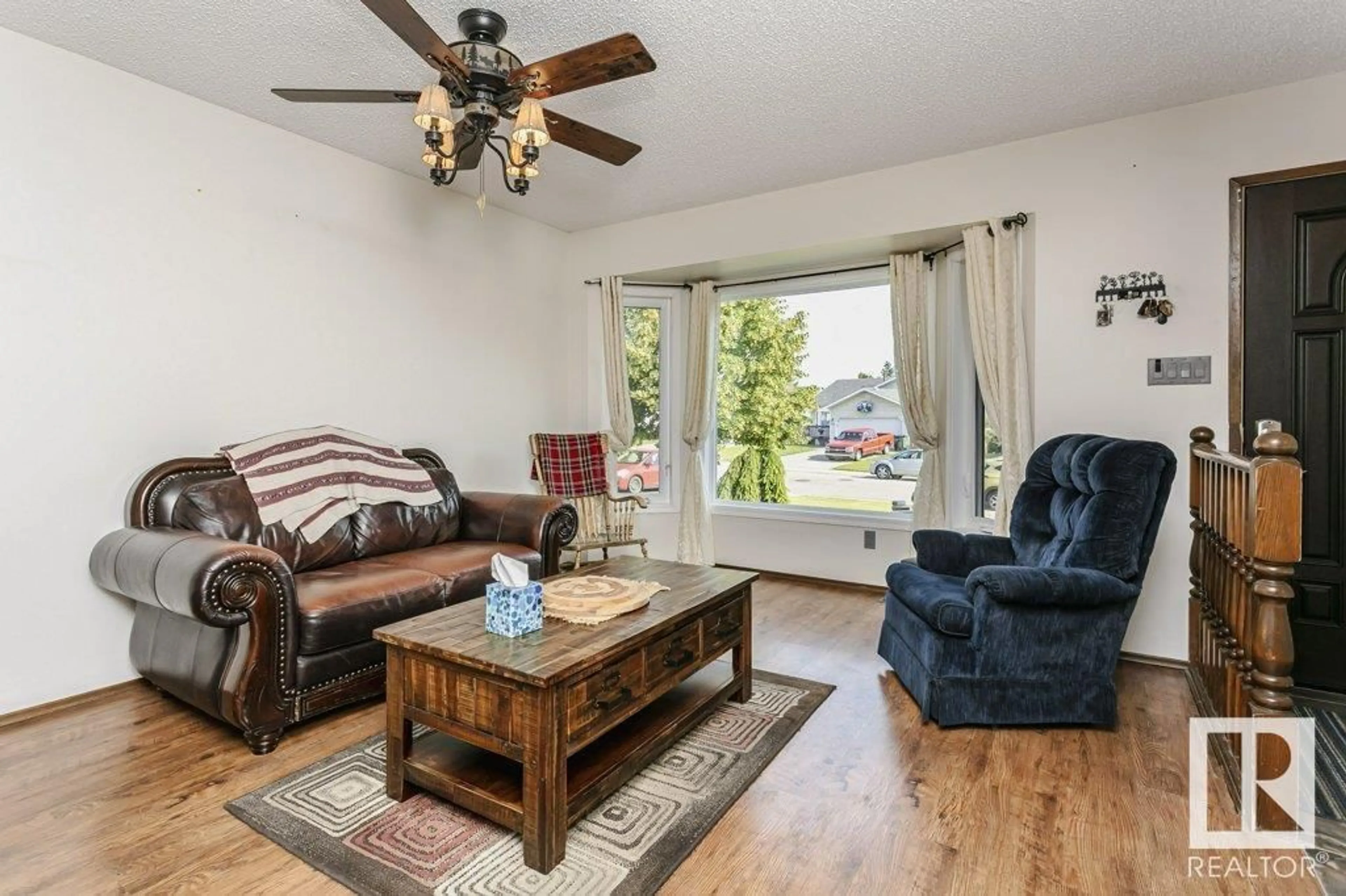 Living room with furniture, wood/laminate floor for 4707 10 AV, Edmonton Alberta T6L4S2