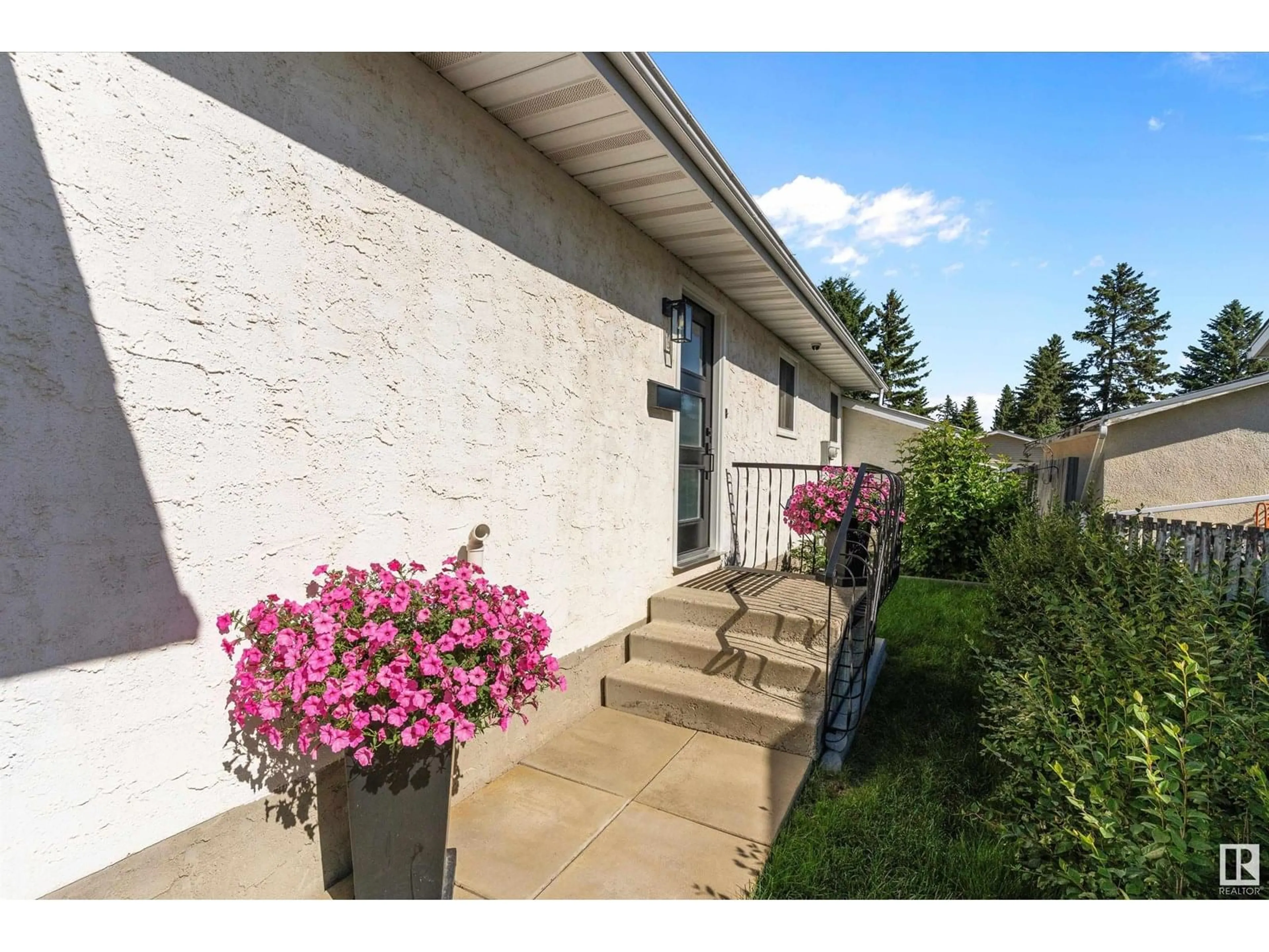 Patio, street for 5328 36 AV, Wetaskiwin Alberta T9A2L9