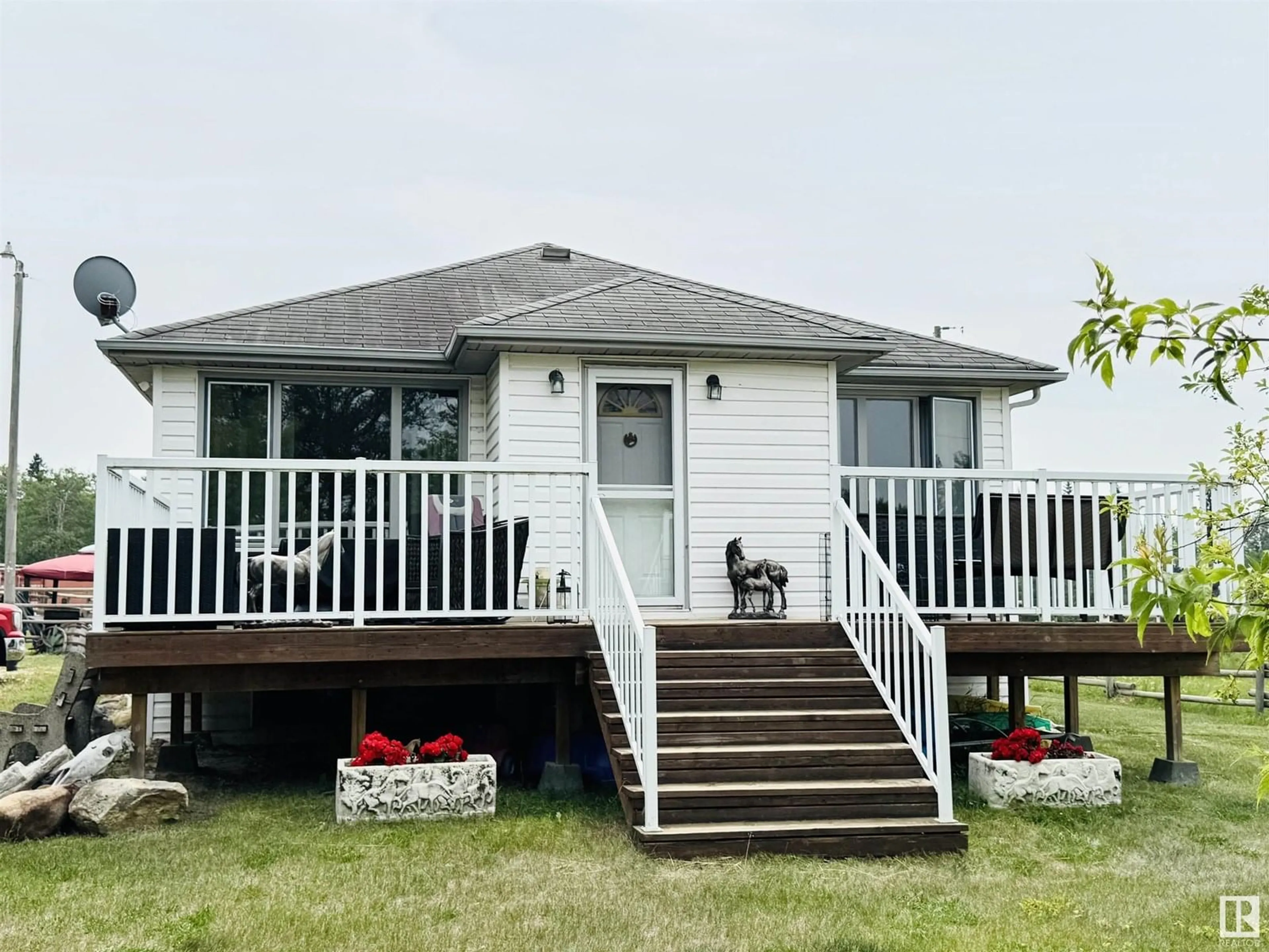 Home with vinyl exterior material, unknown for 23005 TWP ROAD 572, Rural Sturgeon County Alberta T0A1N5