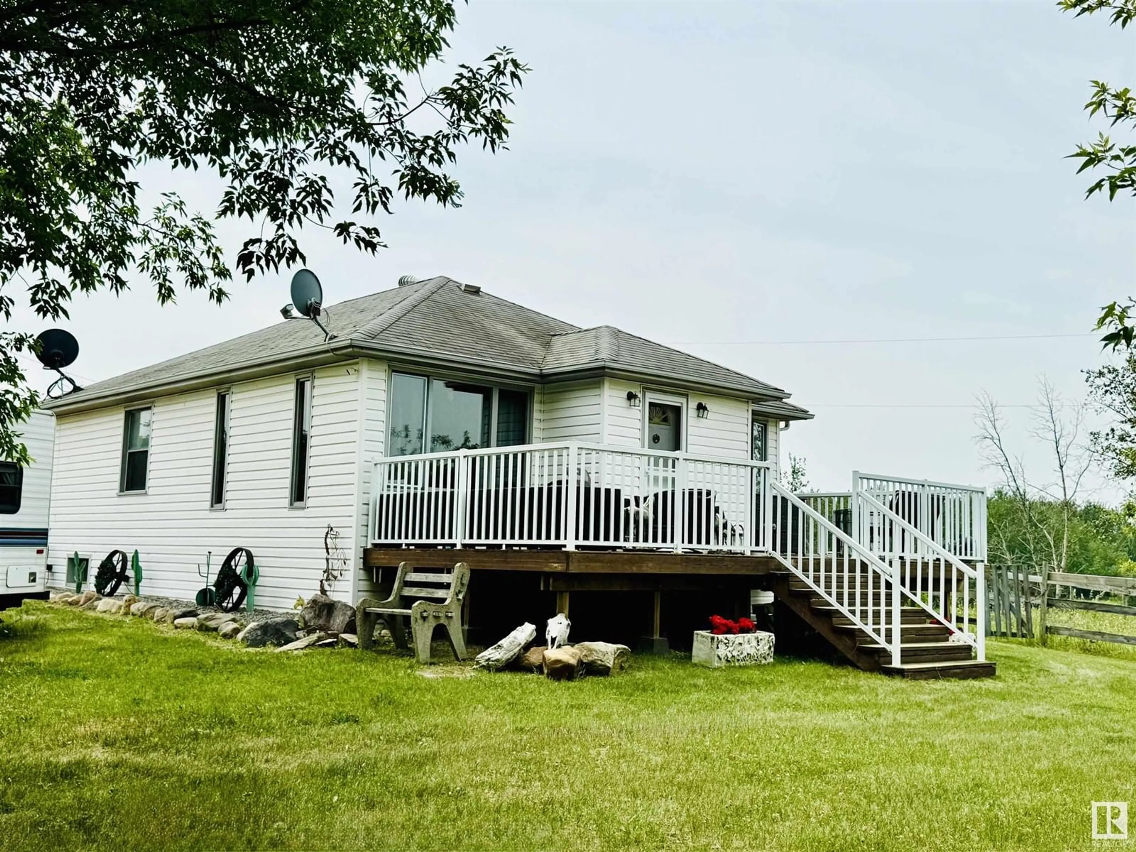 Home with vinyl exterior material, water/lake/river/ocean view for 23005 TWP ROAD 572, Rural Sturgeon County Alberta T0A1N5